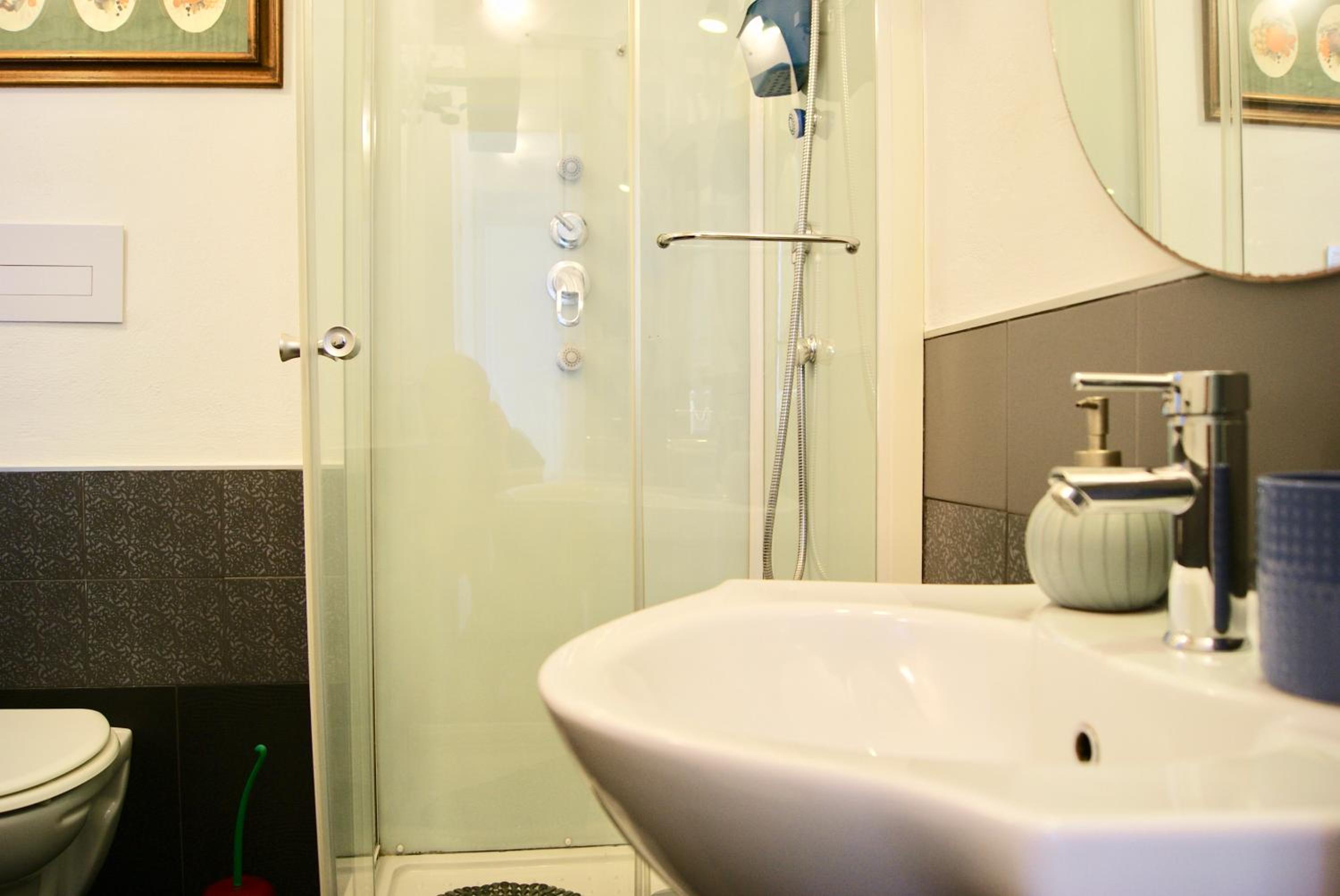 Large Double Room - Photo 4