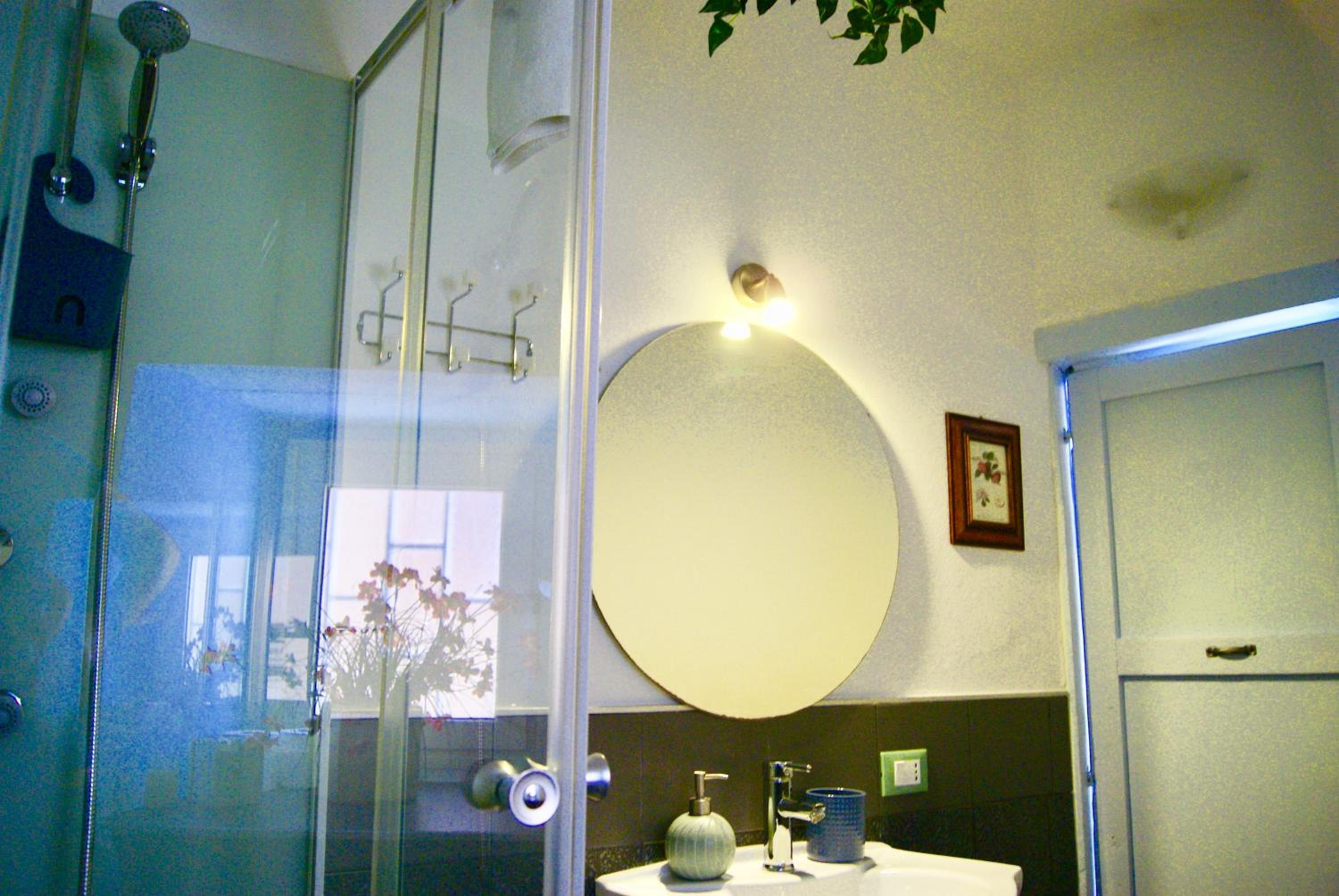 Large Double Room - Photo 5