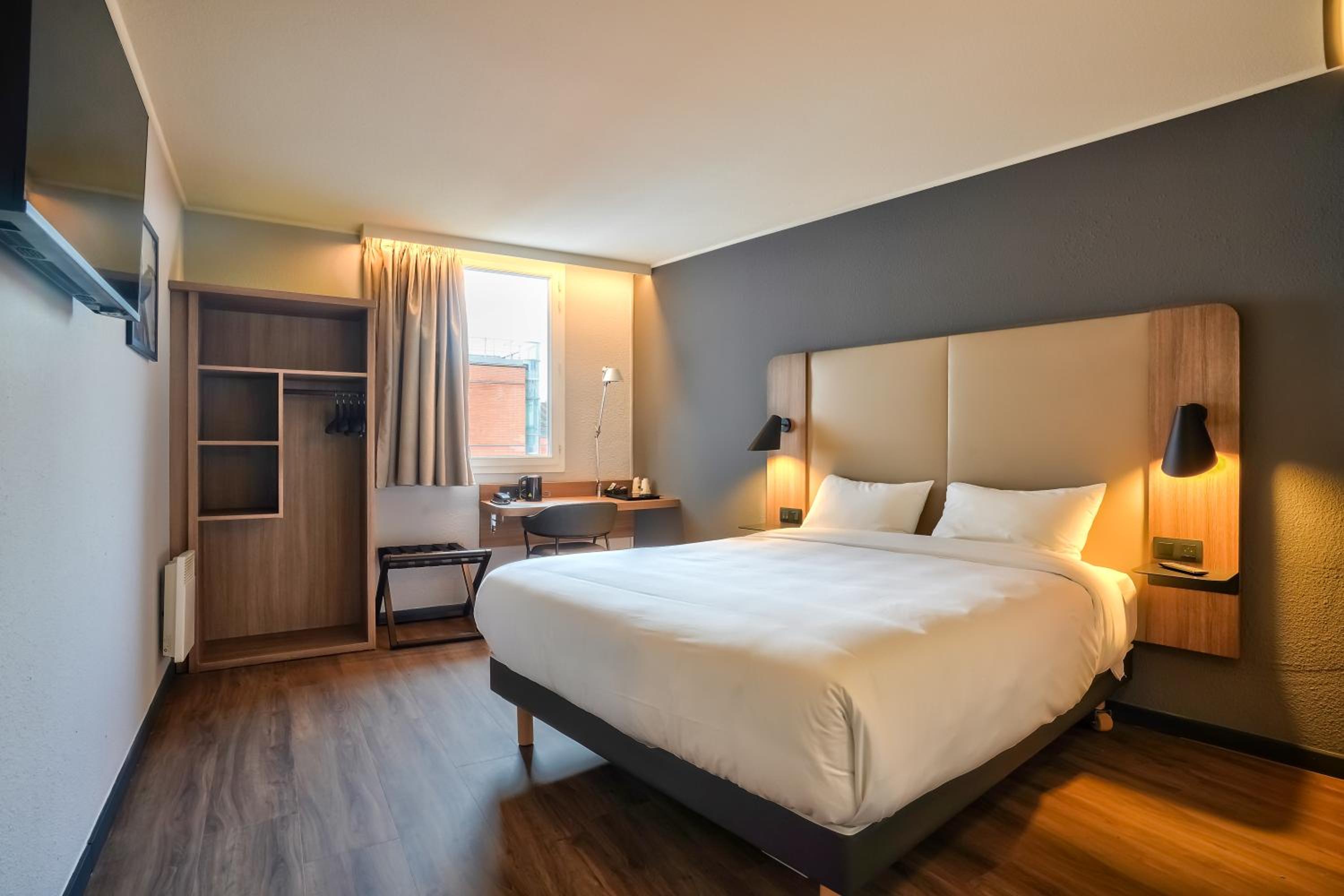 Superior Room - 1 King Bed - Photo 1