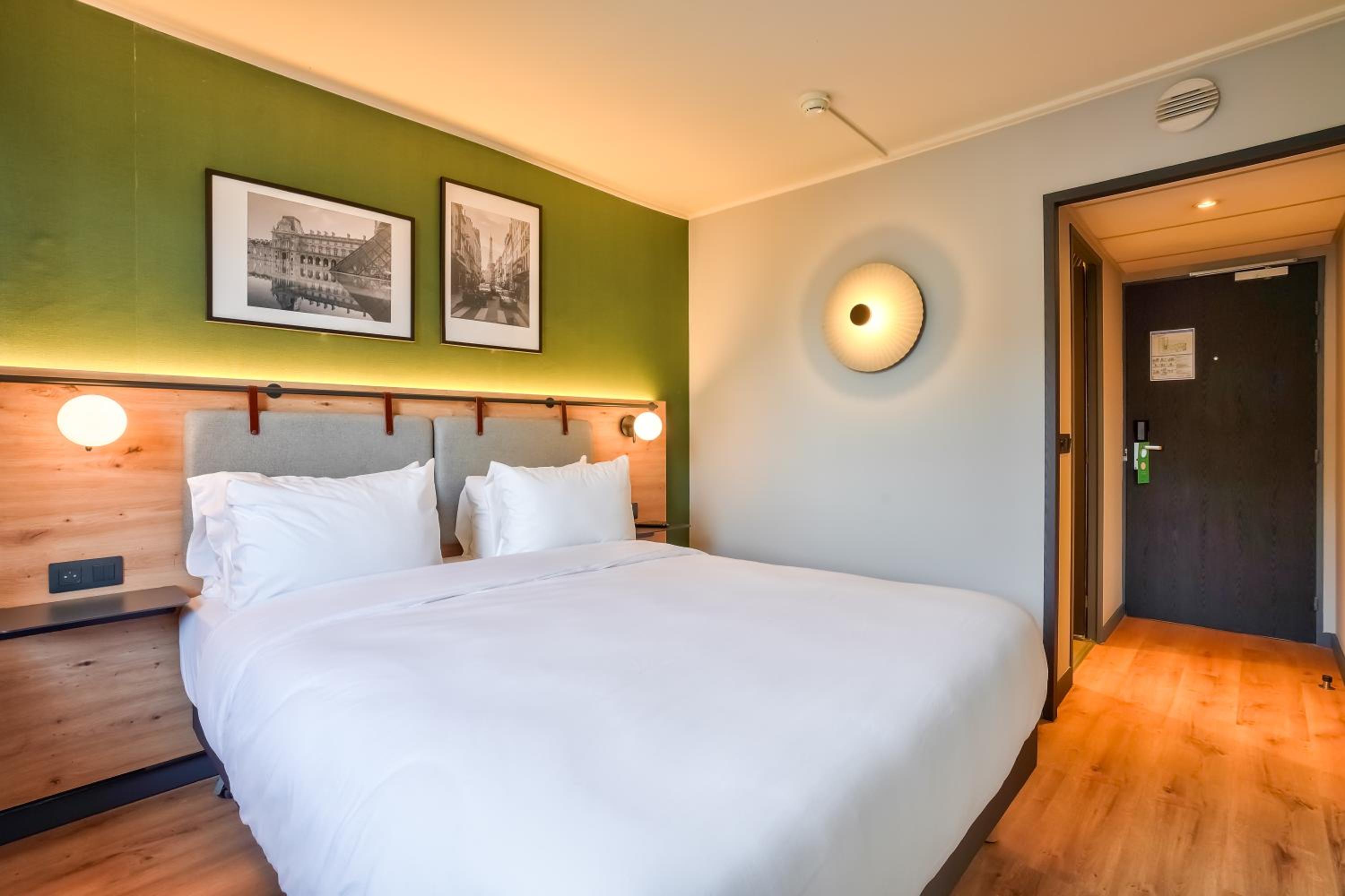 Standard Room - 1 Queen Bed - Photo 3