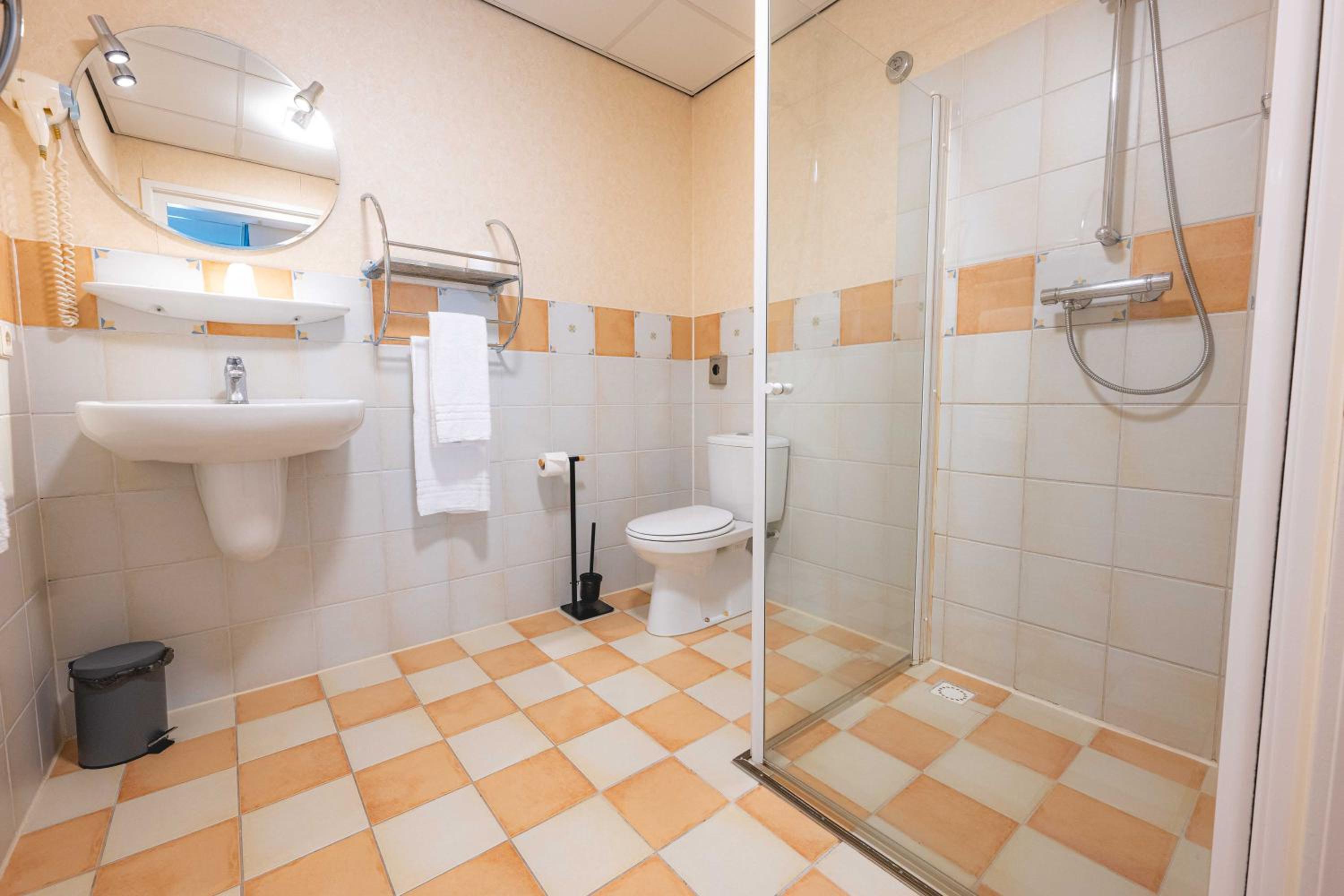 Standard Double Room - Photo 2