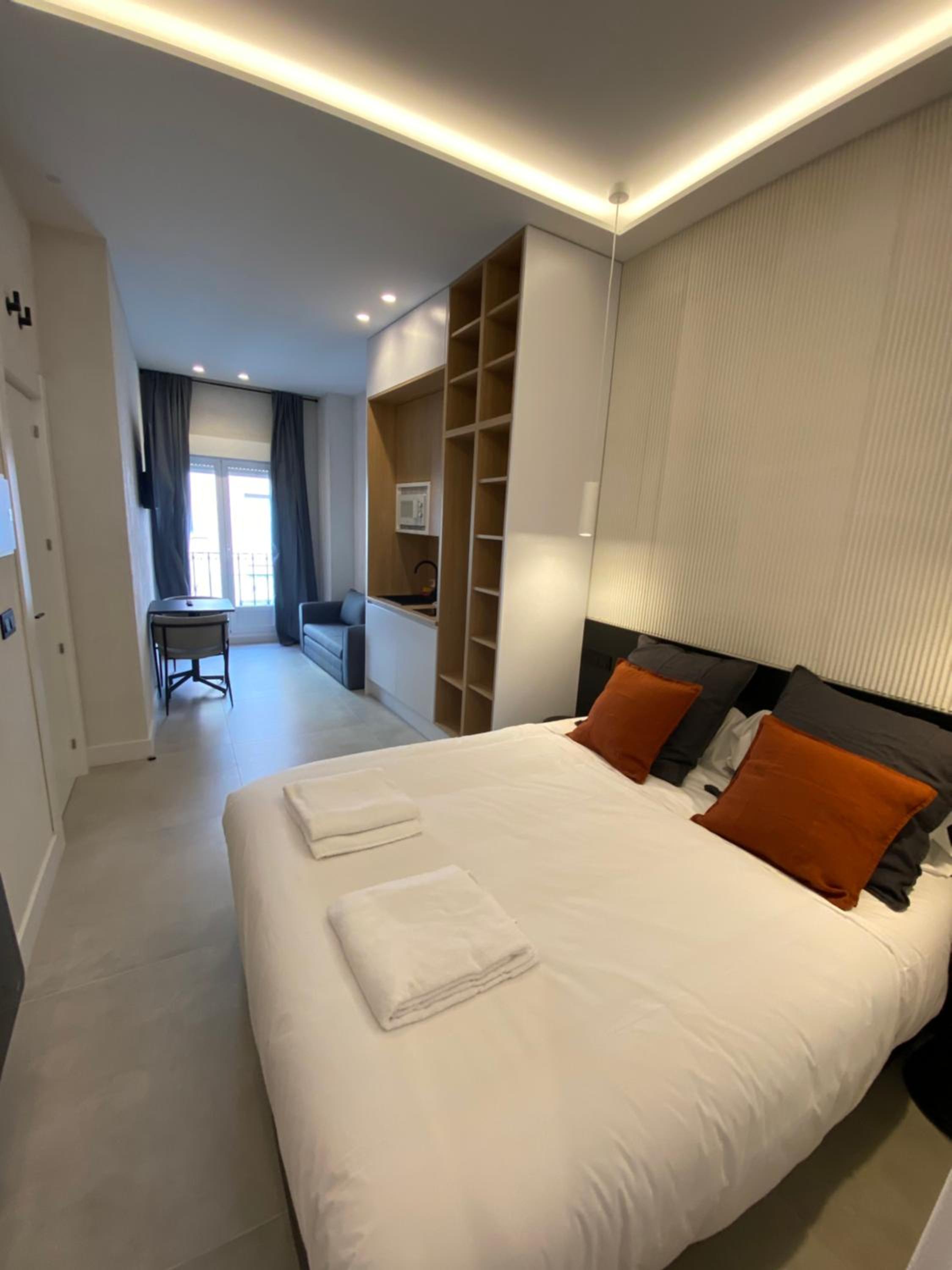 Estudio King con Sofá Cama
