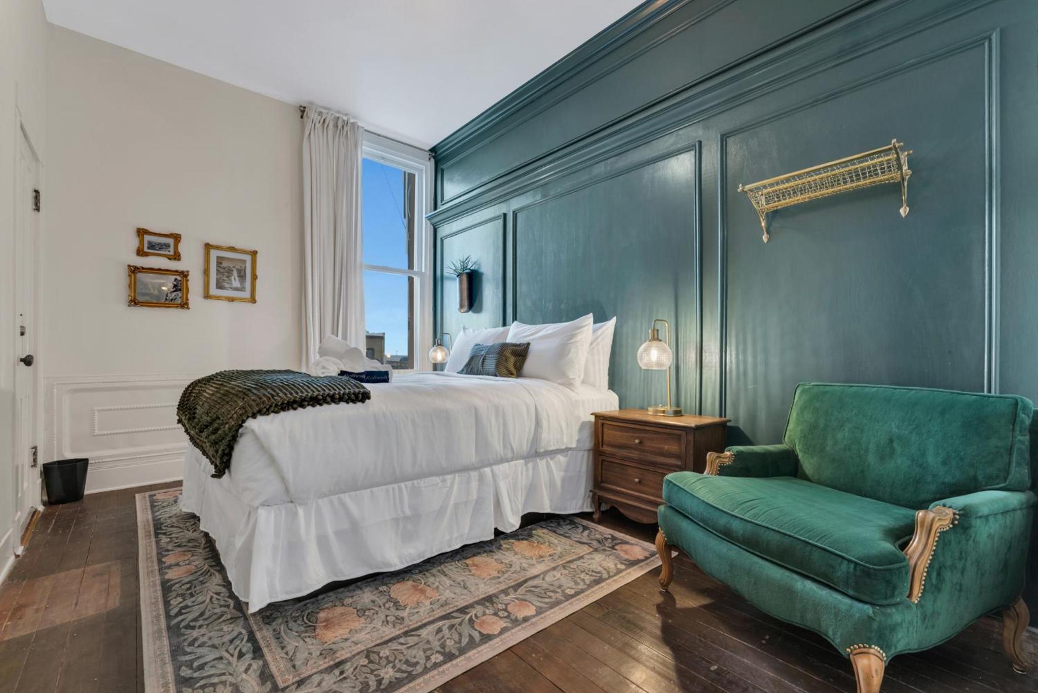 Deluxe Queen Suite