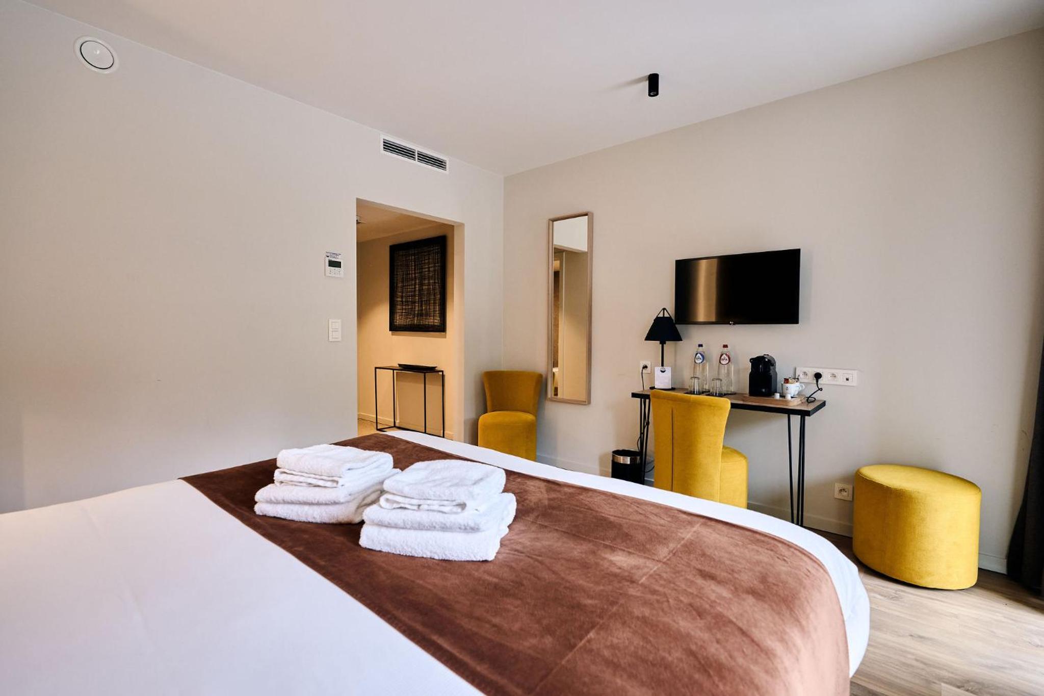 Double Room with Street View - Photo 9