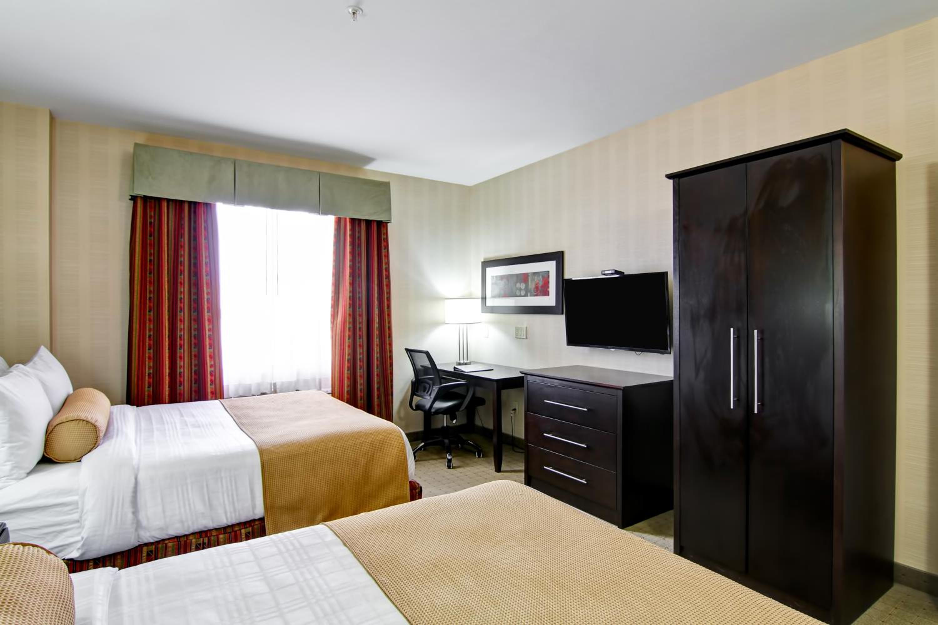 Queen Suite with Two Queen Beds - Photo 3