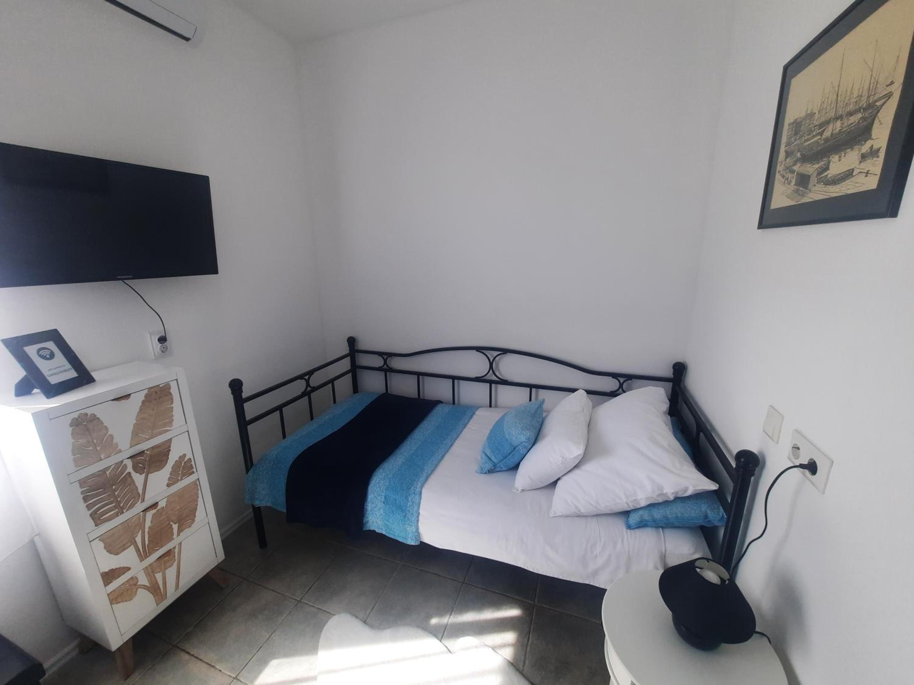 Twin Room - Photo 9