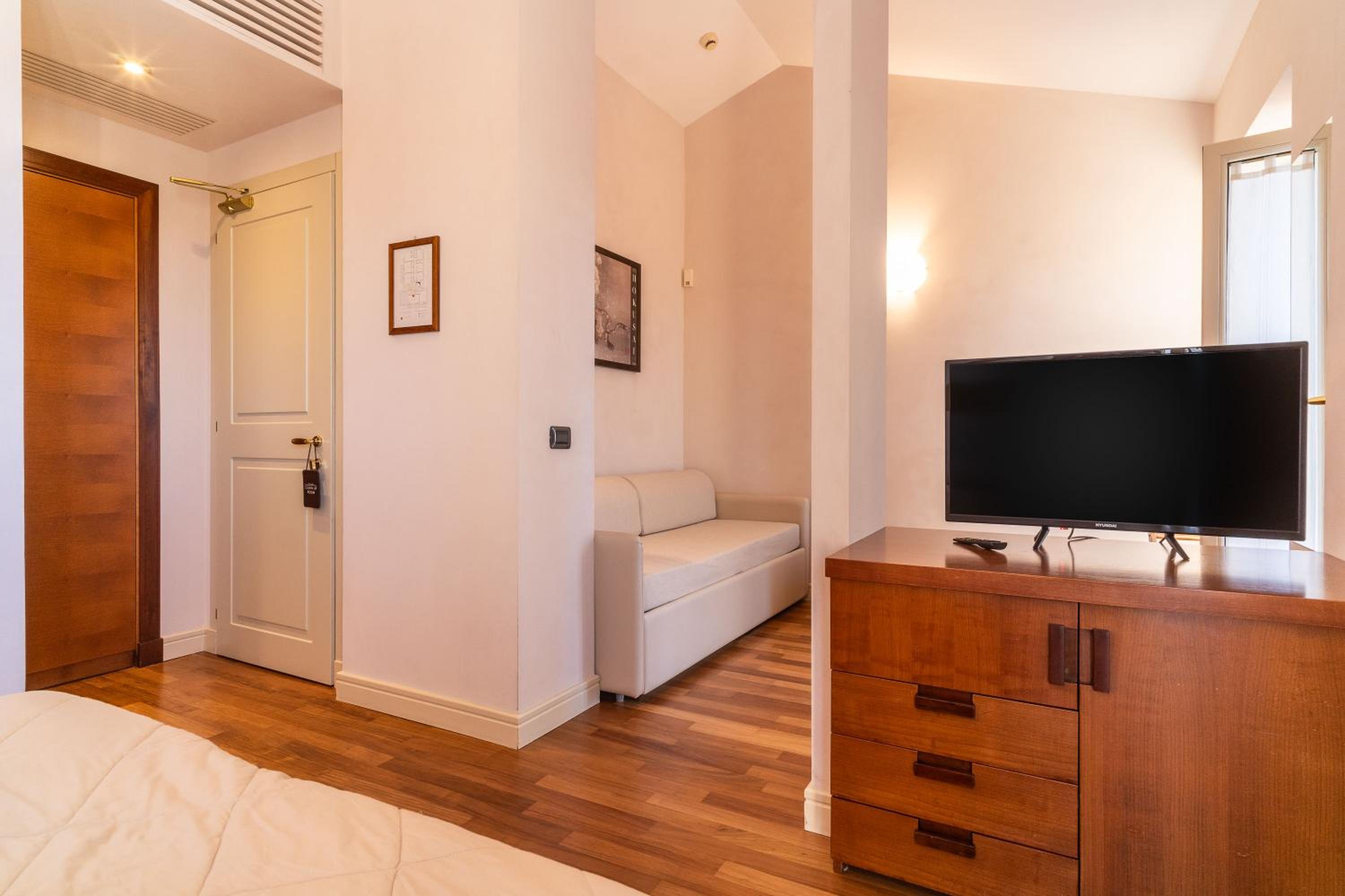 Junior Suite (2 Adults) - Photo 6