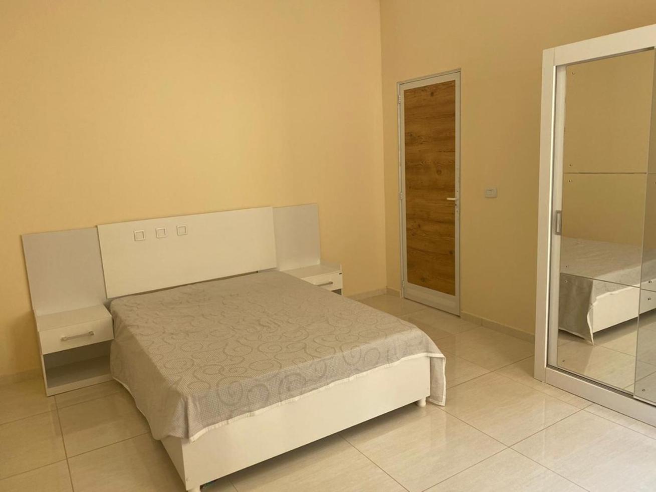 Five-Bedroom House photo 1