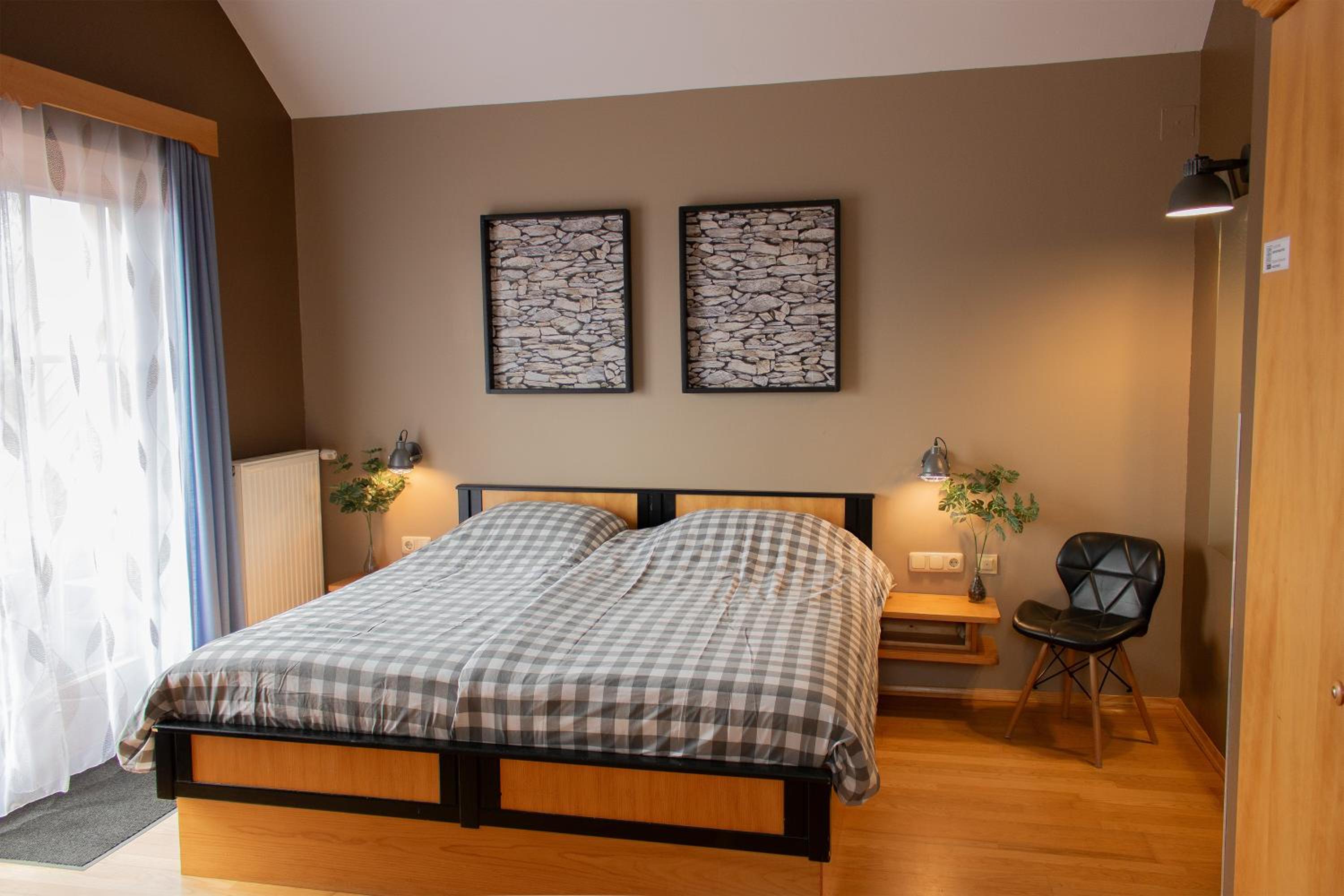 Family Room with Private Bathroom photo 2