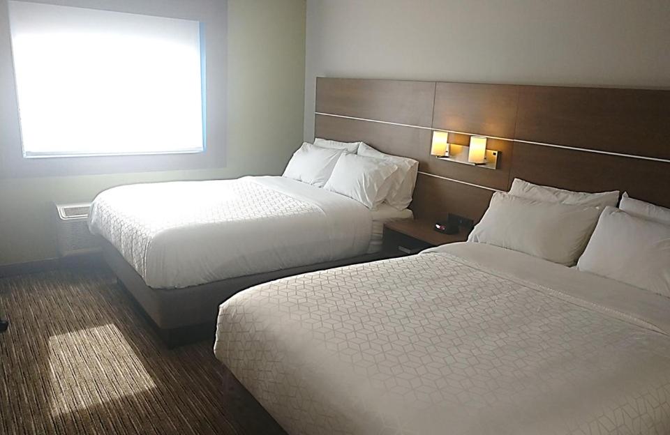Standard Queen Room with Two Queen Beds and Tub - Mobility/Communications Accessible - Photo 1