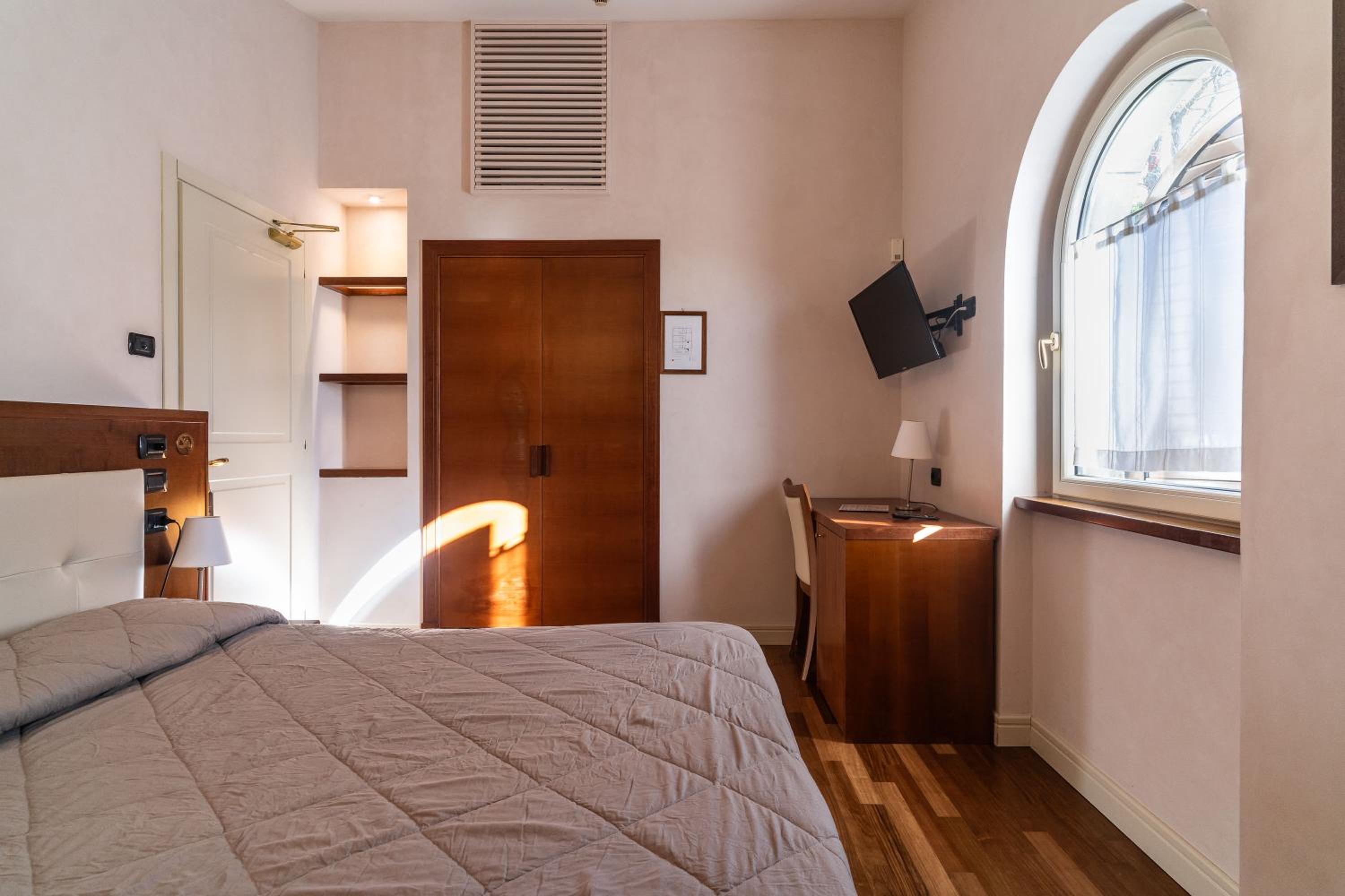 Deluxe Double or Twin Room - Photo 3