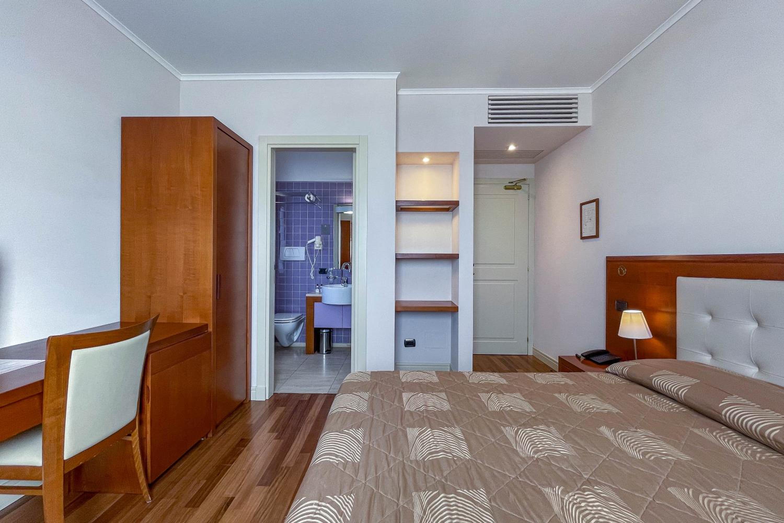 Deluxe Double or Twin Room - Photo 5