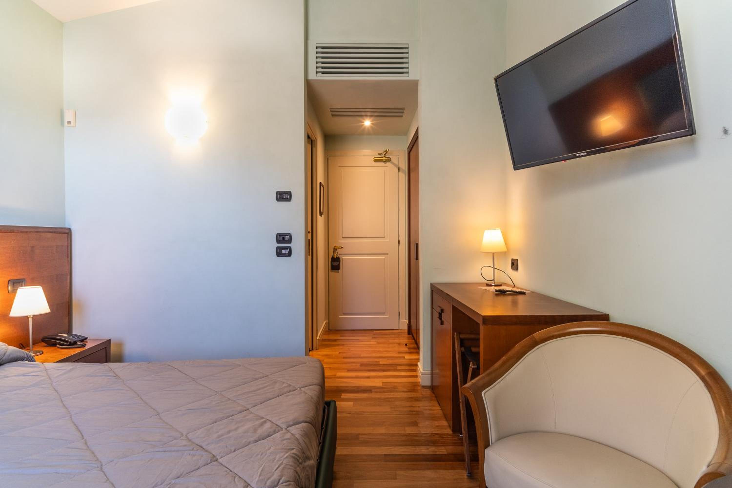 Deluxe Double or Twin Room - Photo 6
