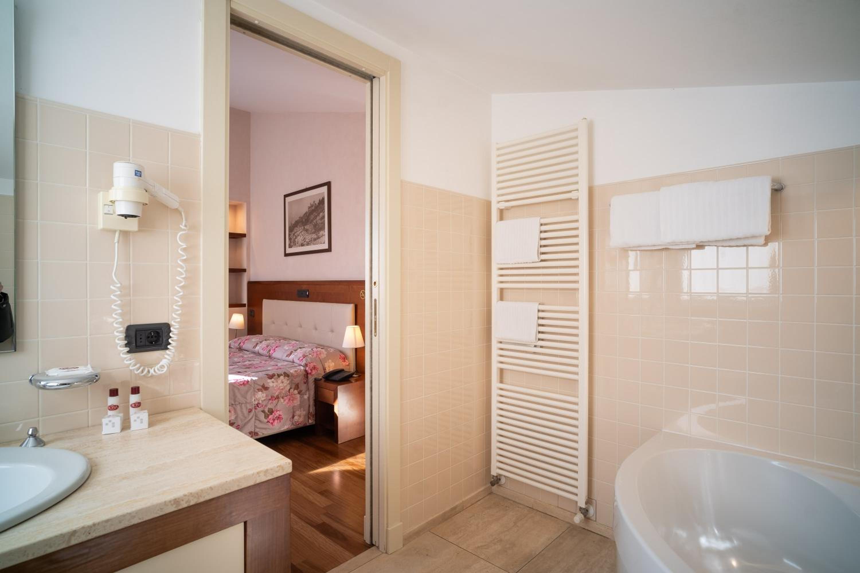 Deluxe Double or Twin Room - Photo 8