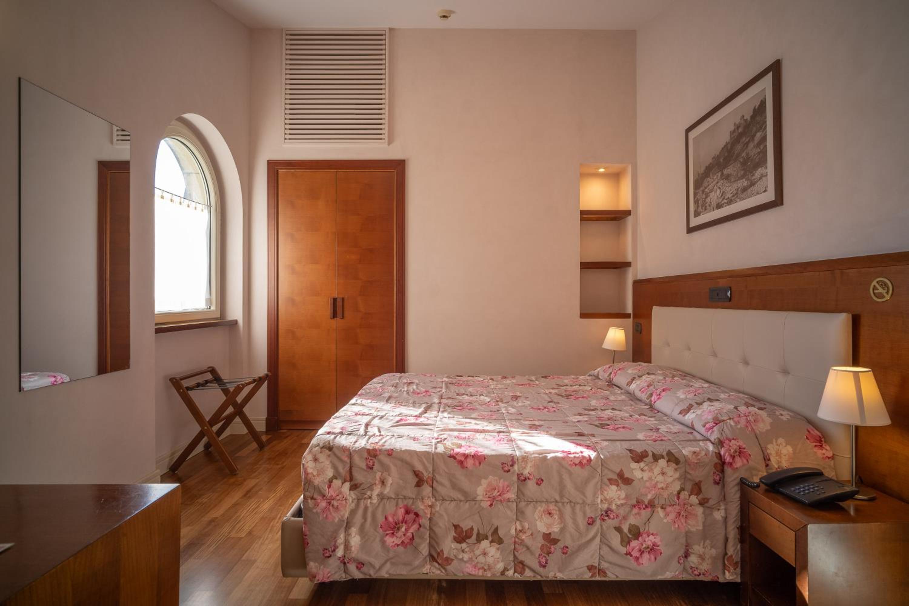 Deluxe Double or Twin Room - Photo 10