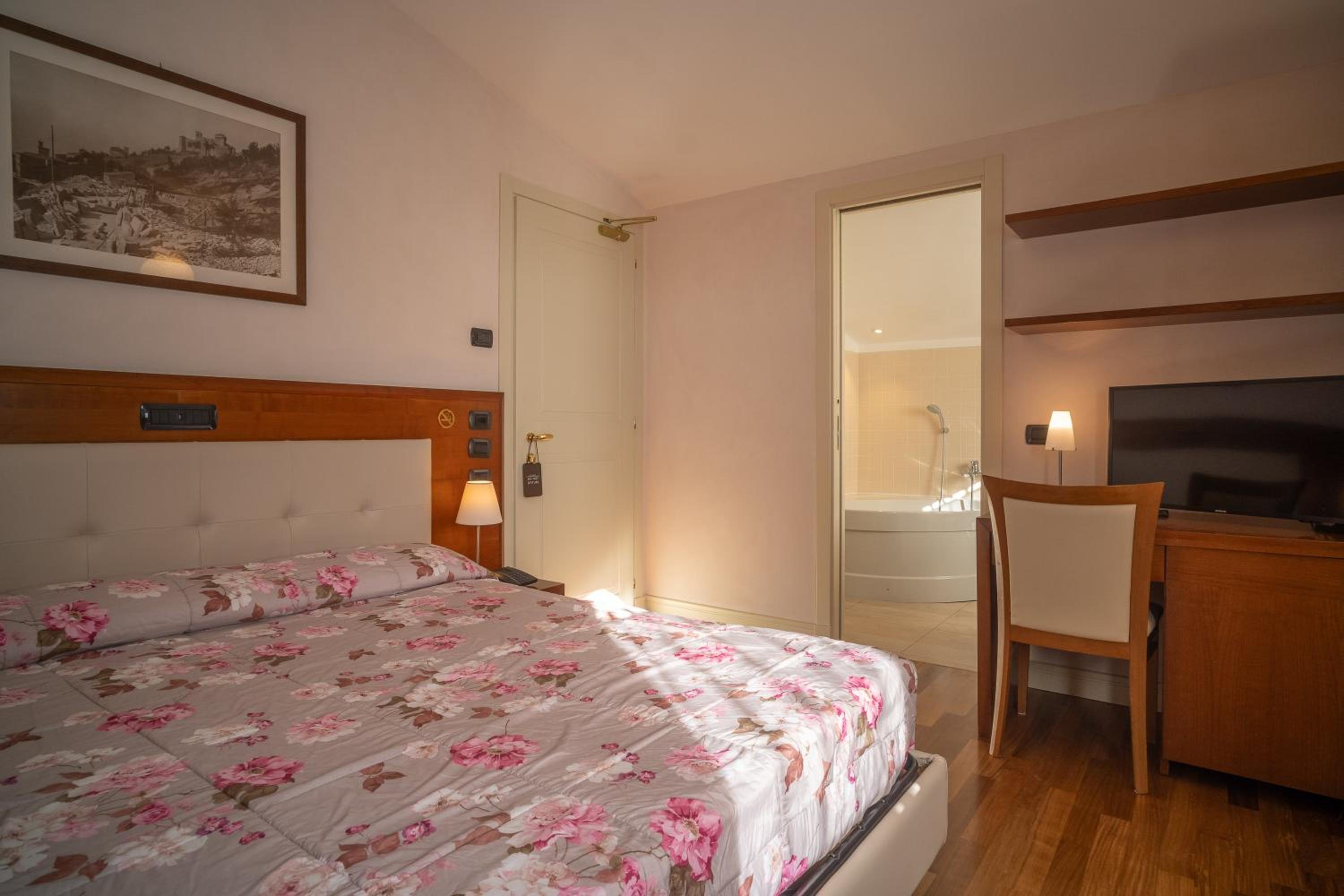 Deluxe Double or Twin Room - Photo 9
