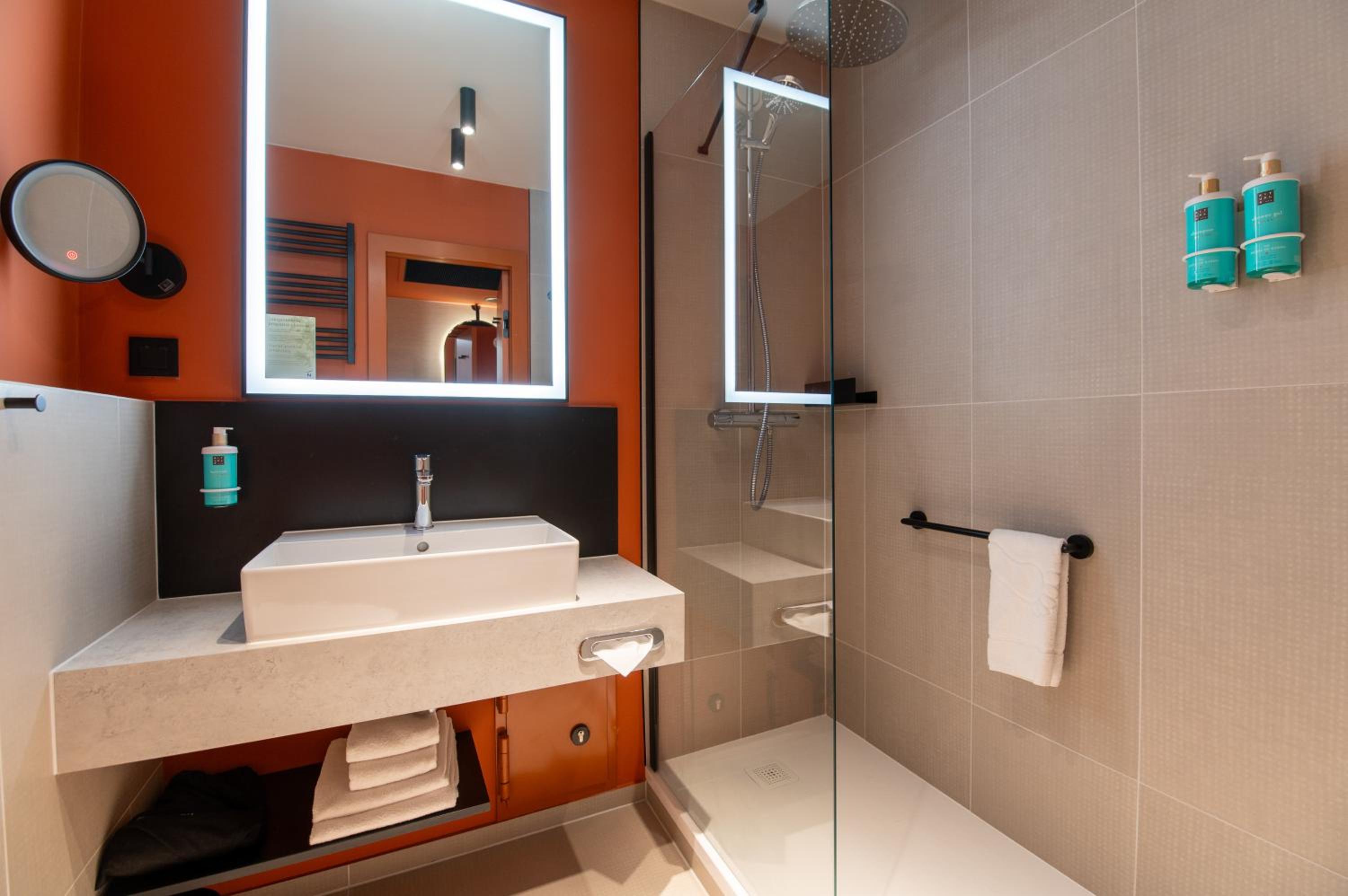 Standard Twin Room - Photo 4