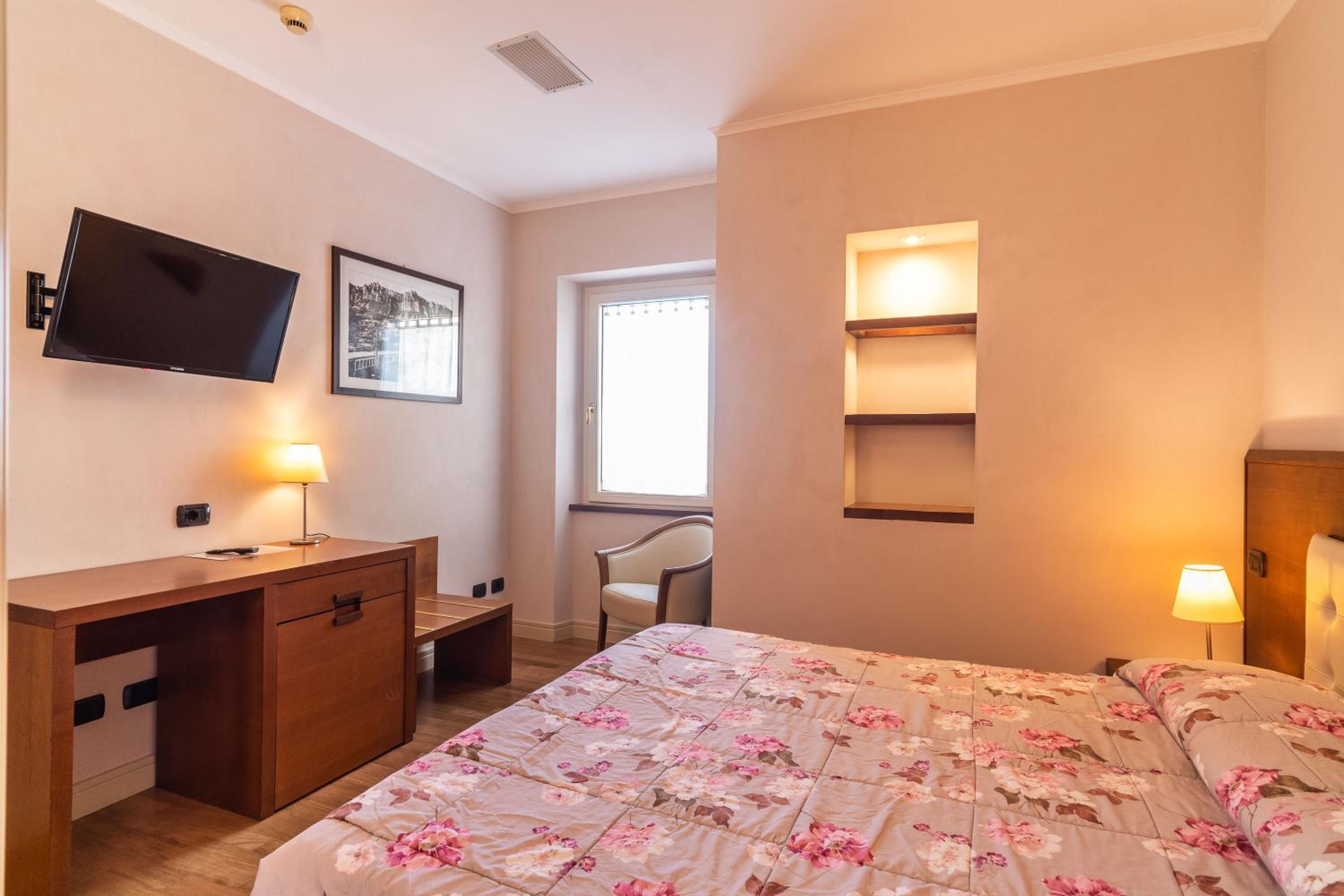 Double or Twin Room - Photo 4