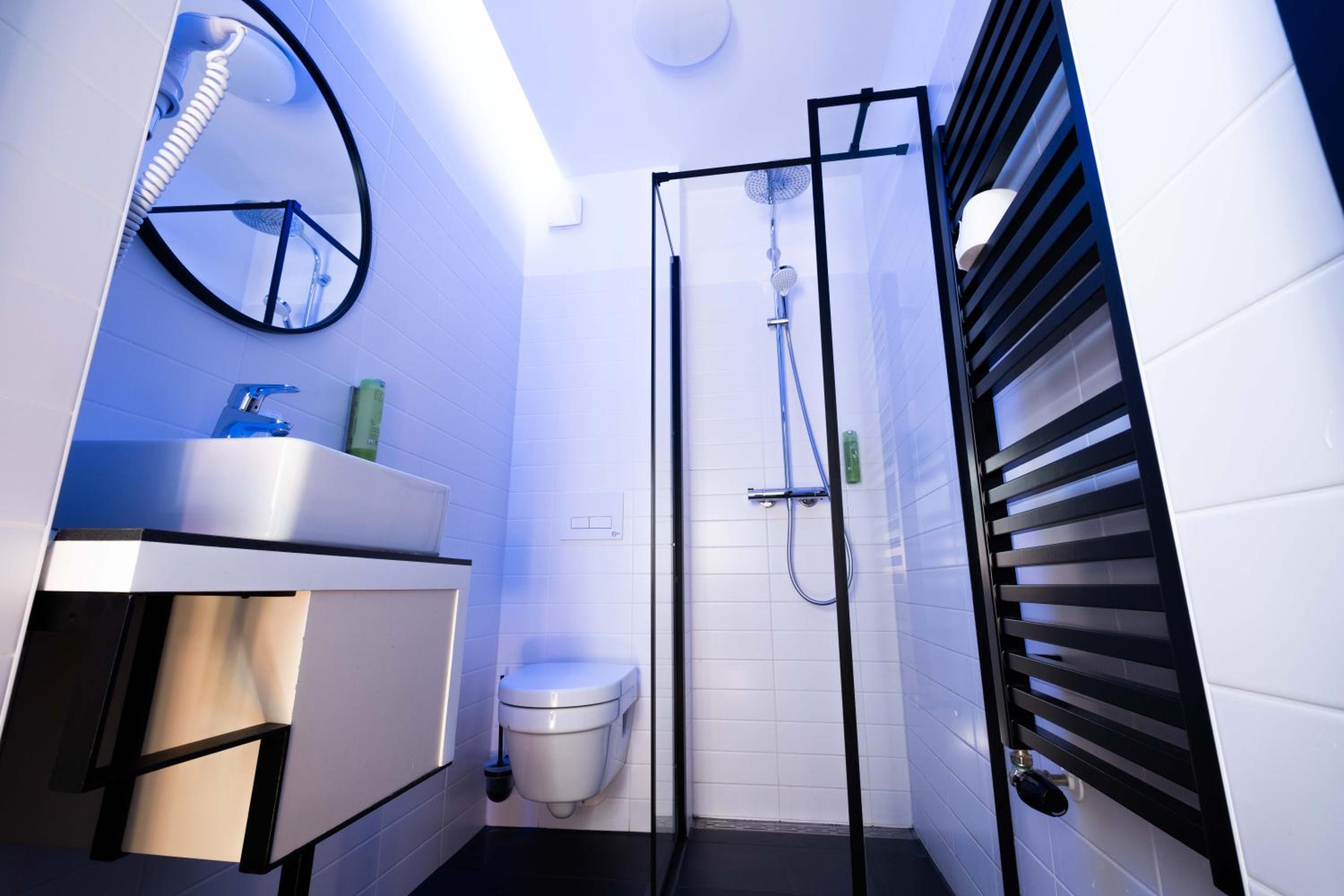 Large Double Room thumbnail 5