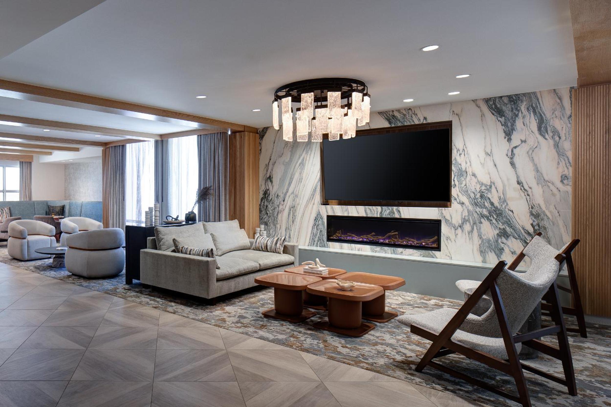 Junior King Suite with Sofa Bed - Club Lounge Access - Photo 1
