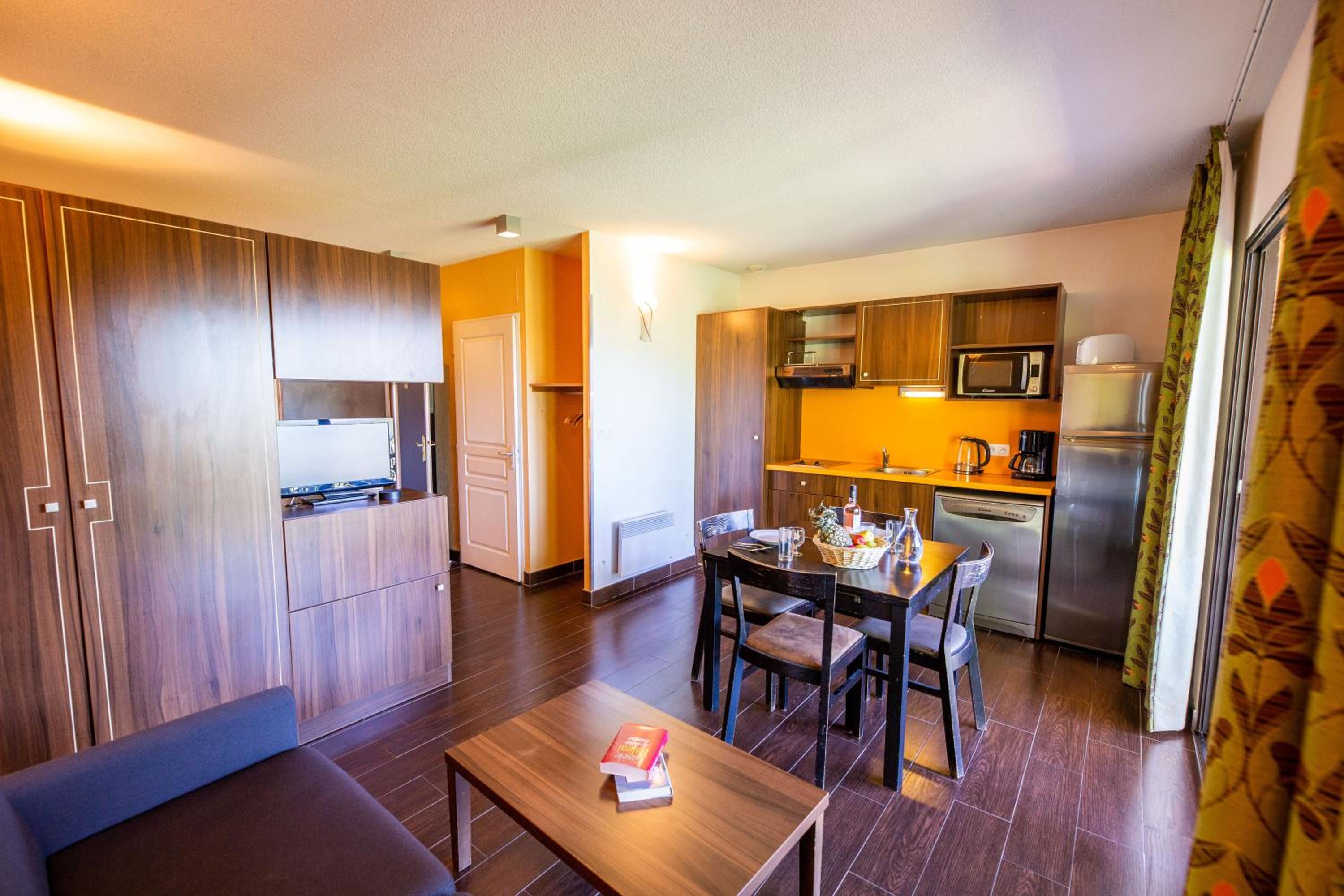 One-Bedroom Apartment ( 2- 4 Adults)