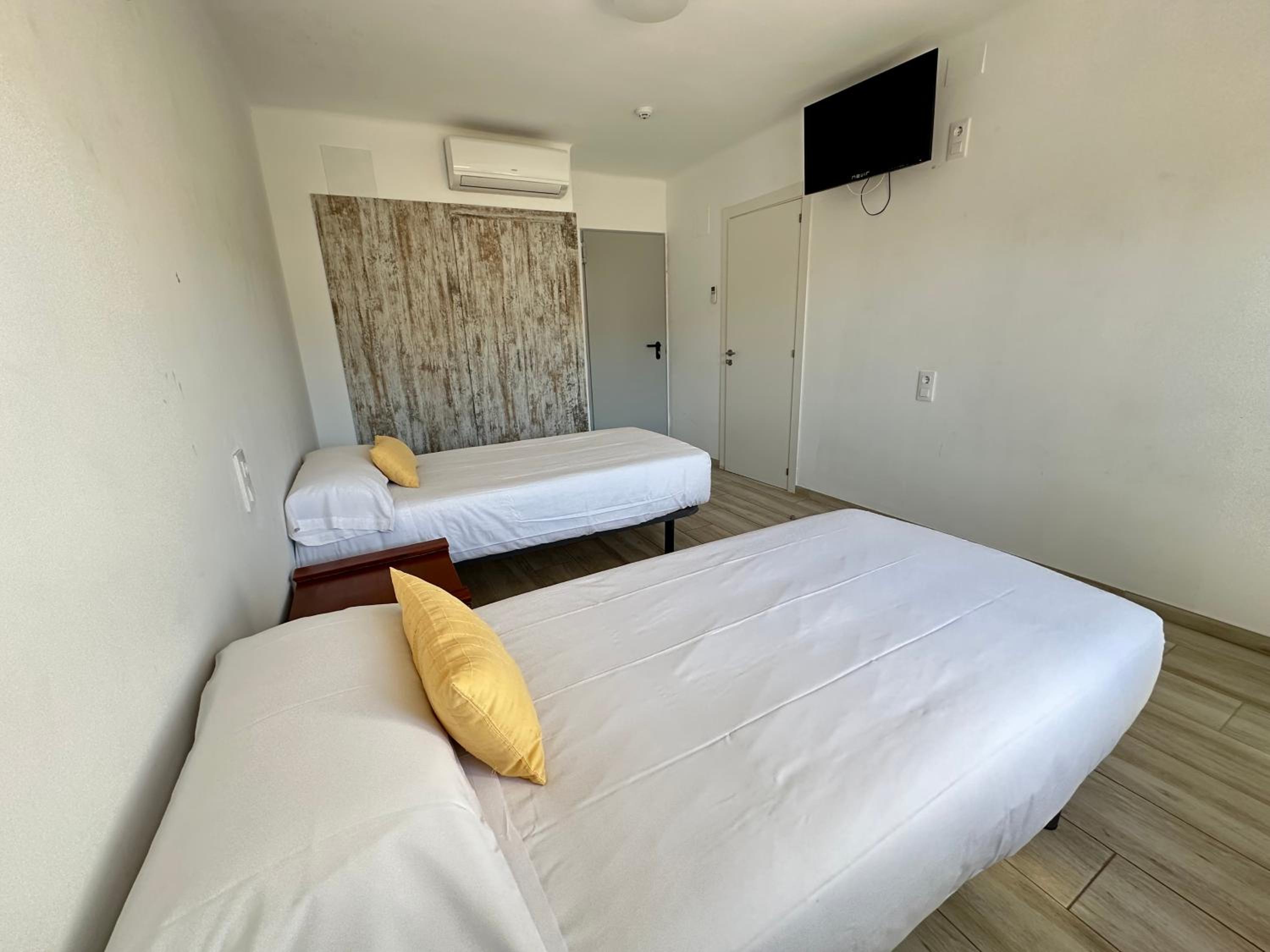 Quadruple Room with Private Bathroom photo 2