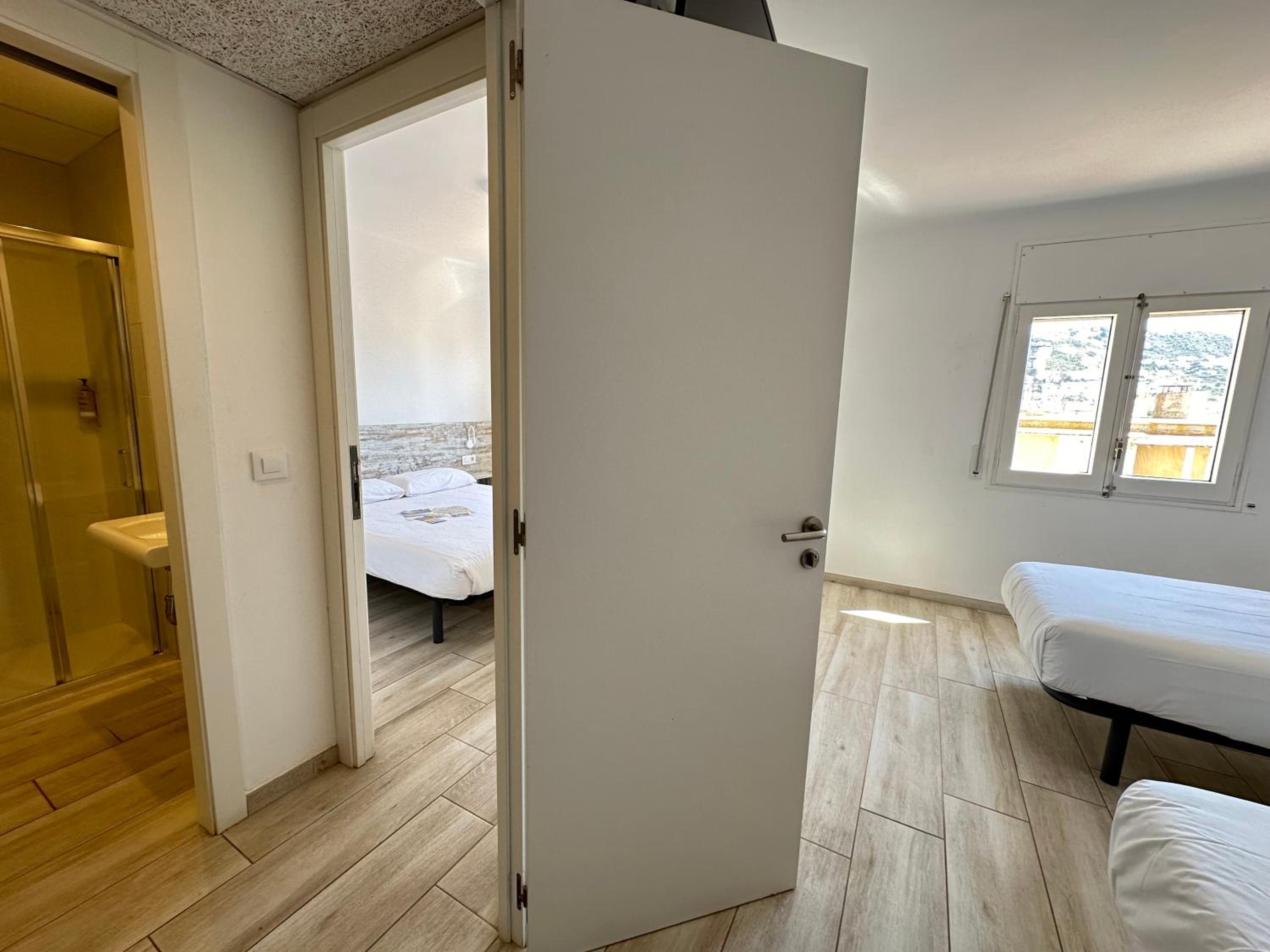 Habitación Cuádruple con Baño Privado