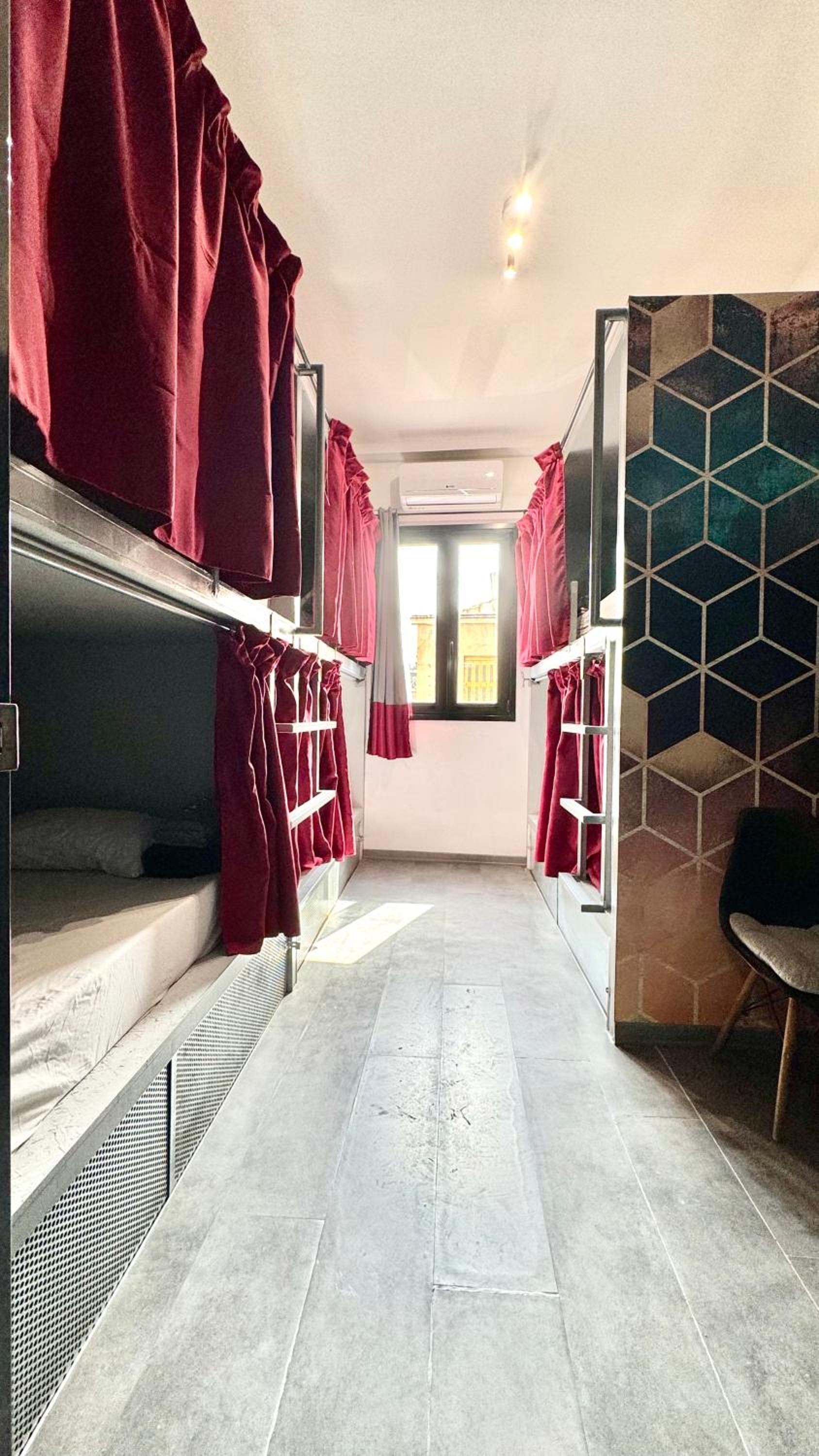 Bed in 6-Bed Dormitory Room photo 1