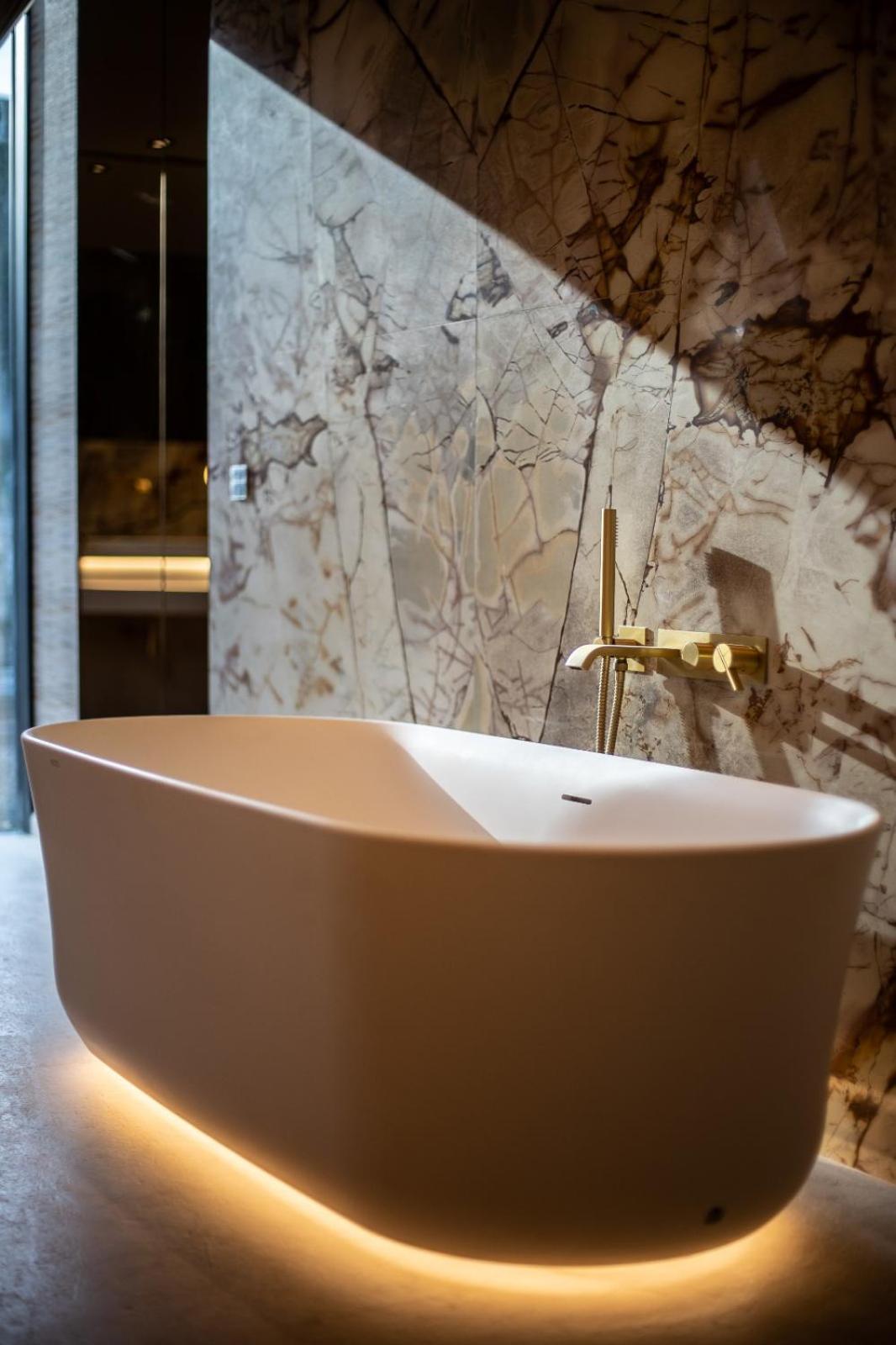 Signature Suite - Photo 8
