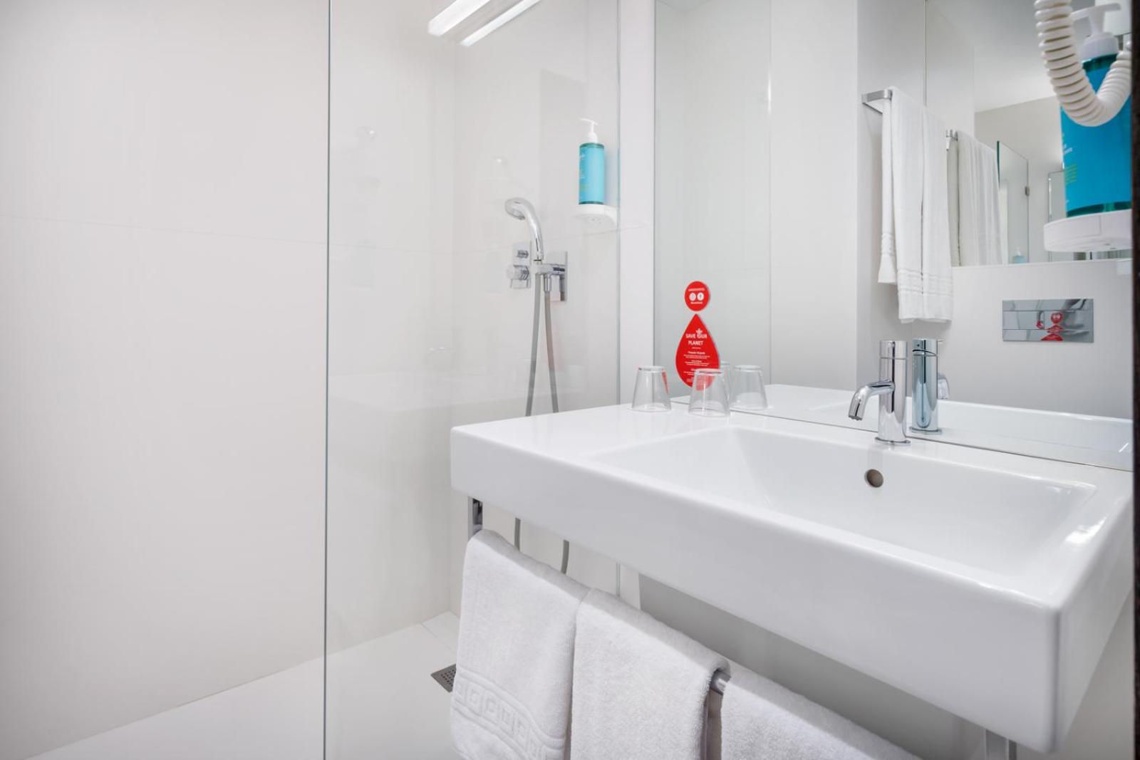 Standard Double Room - Photo 11