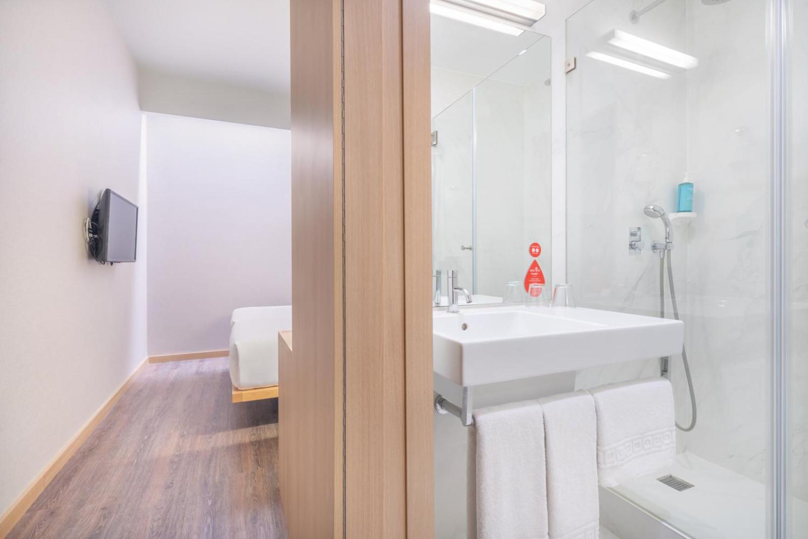 Standard Twin Room - Photo 12