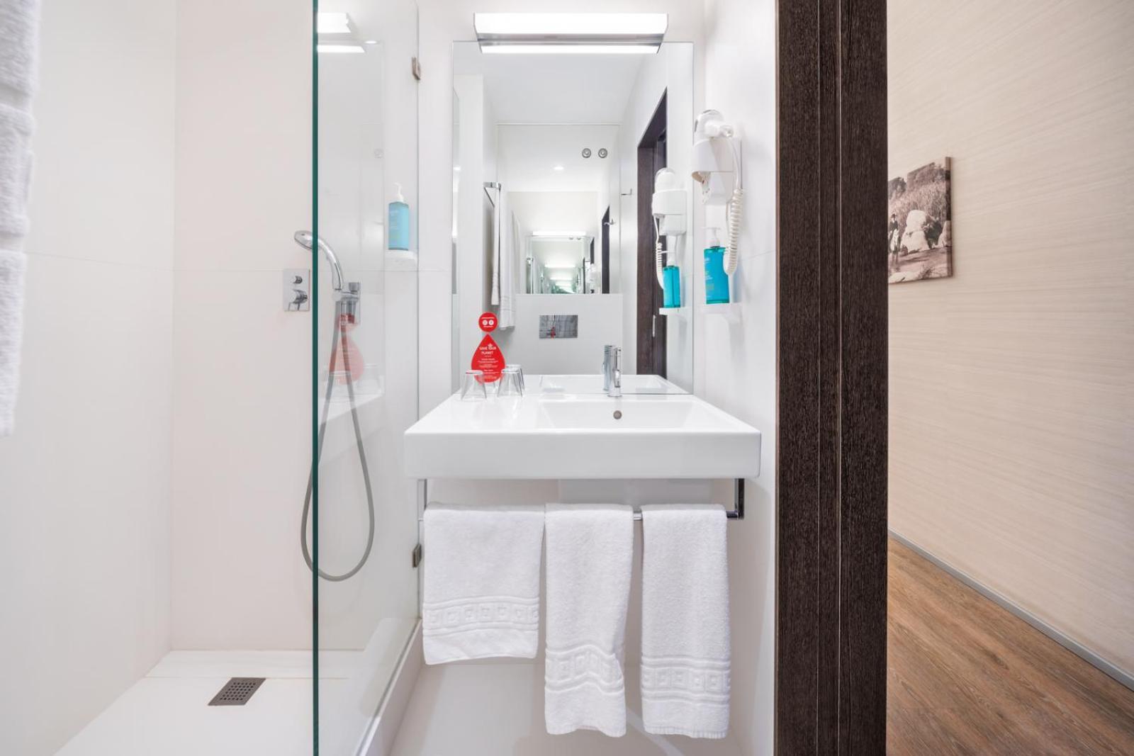 Standard Double Room - Photo 8