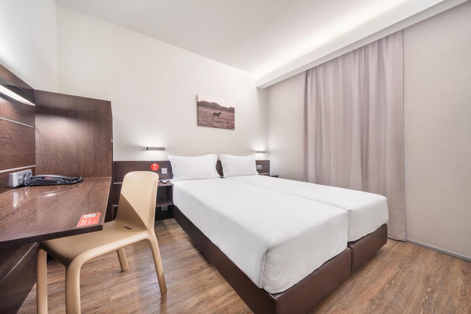 Standard Twin Room - Photo 8