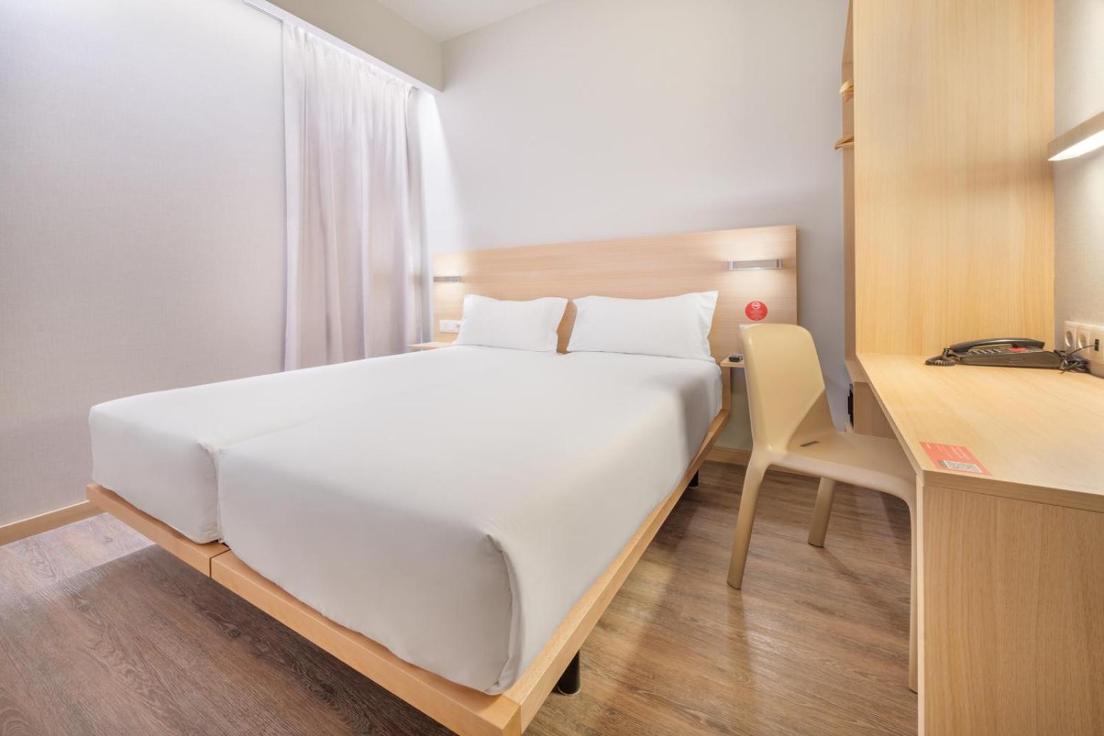 Standard Twin Room - Photo 9
