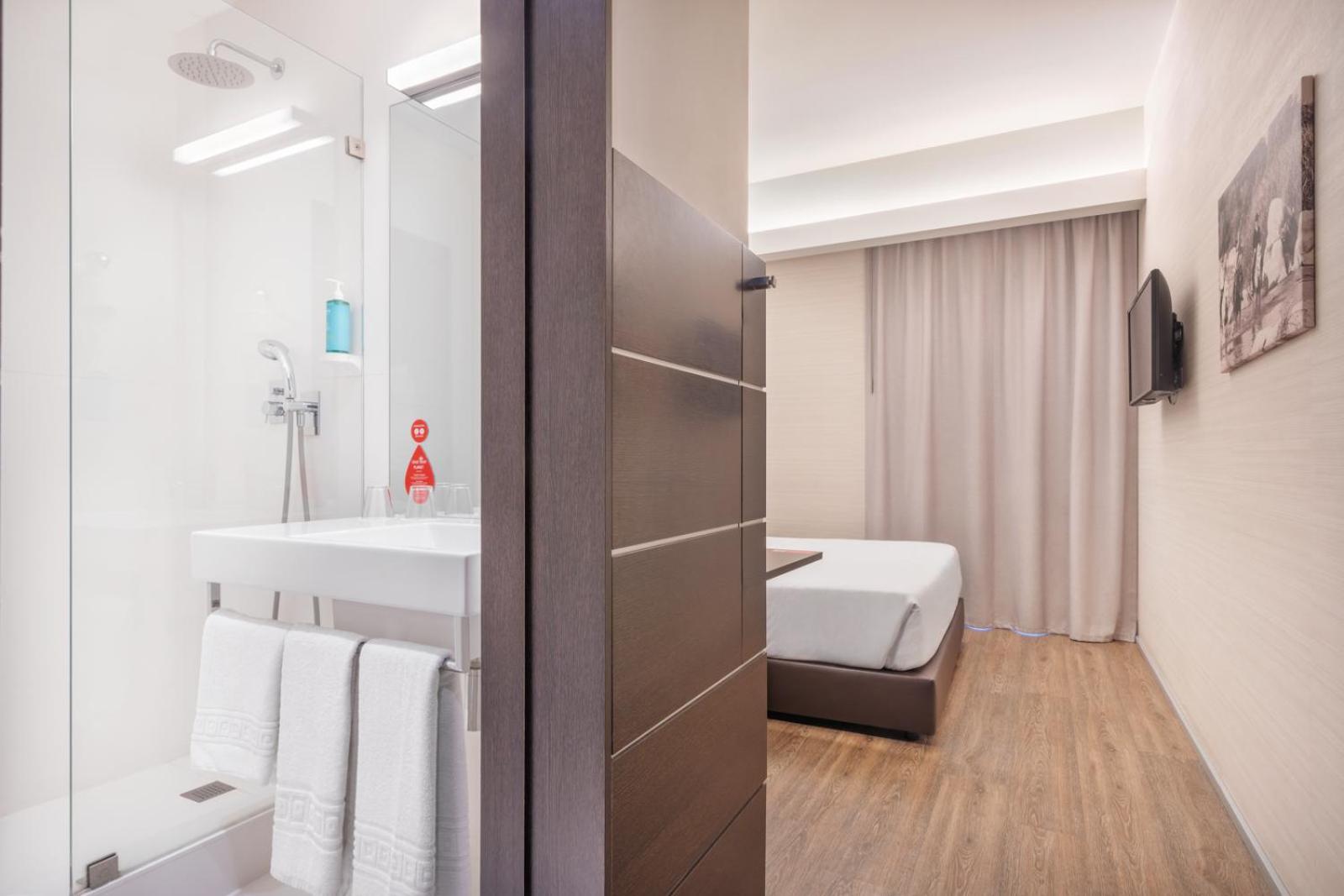 Standard Double Room - Photo 4