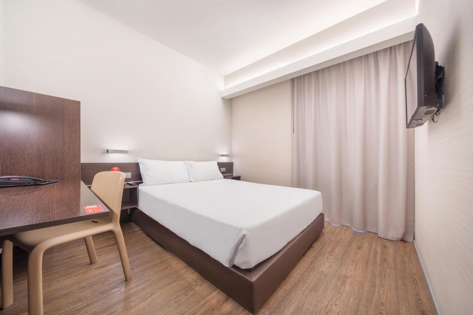 Standard Double Room - Photo 12