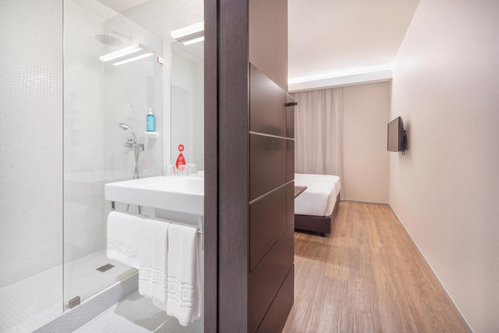 Standard Twin Room - Photo 3