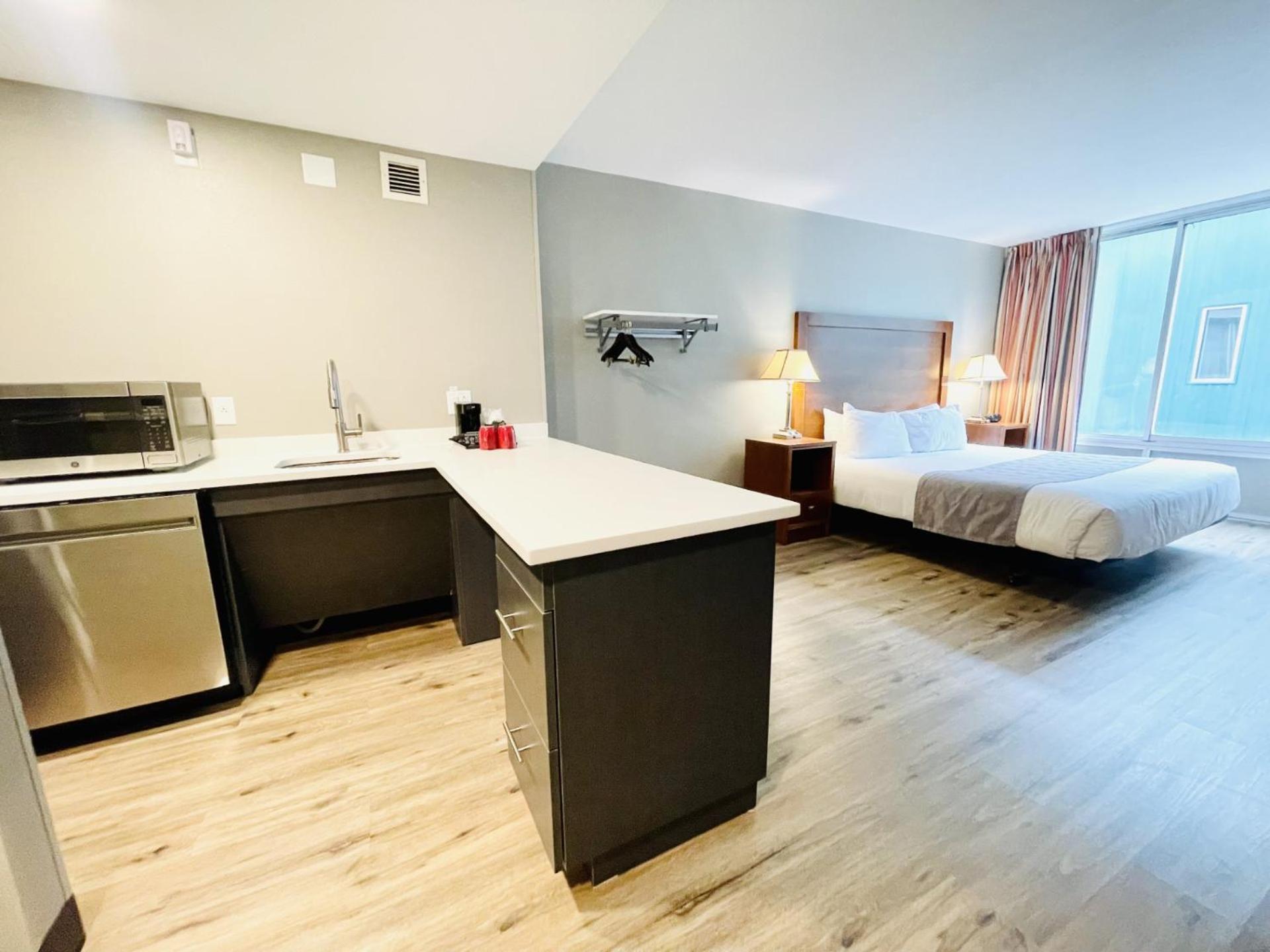 King Room with Roll-In Shower - Disability Access/Non-Smoking - Photo 1