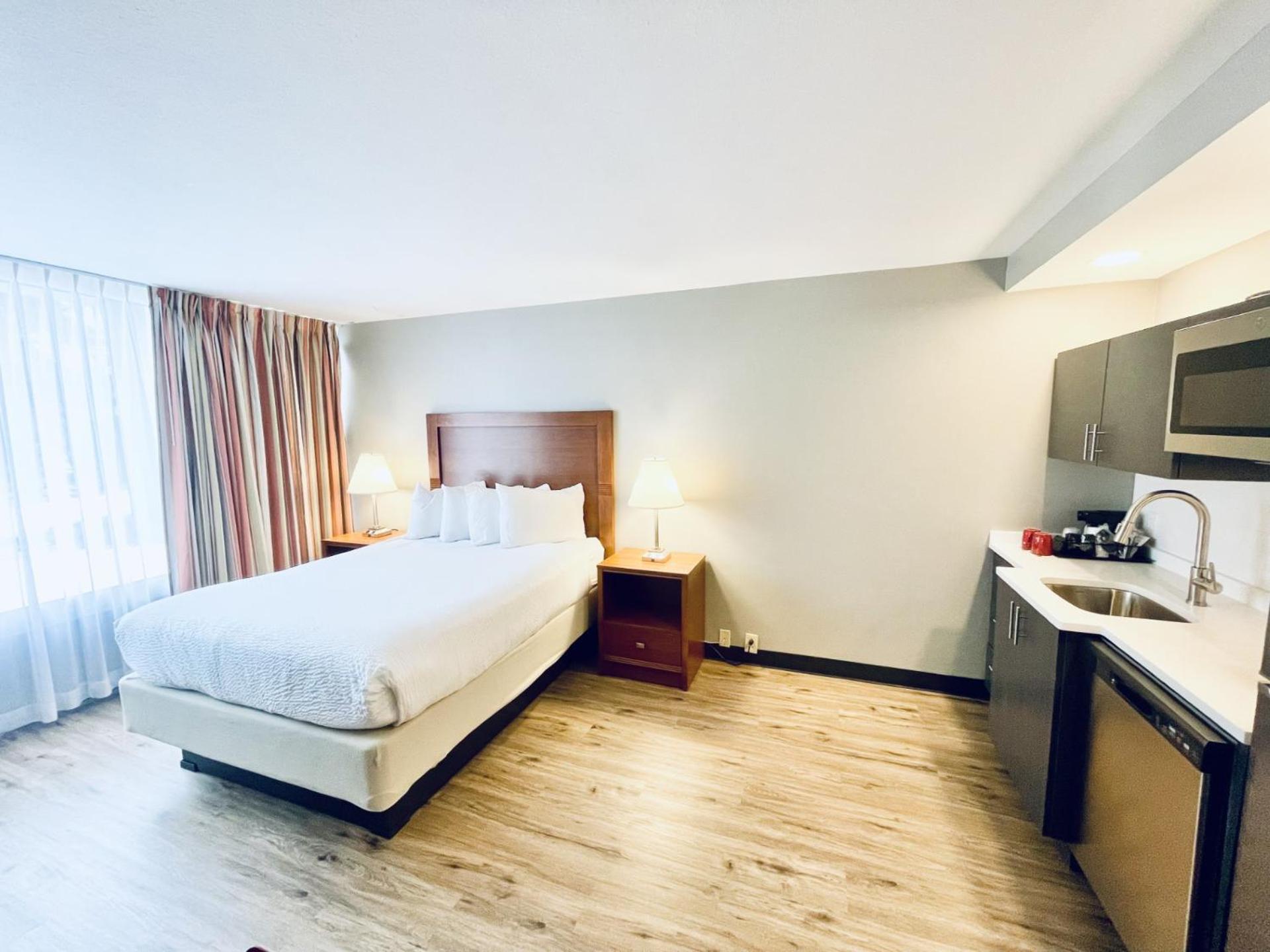 King Room with Kitchenette - Non-Smoking - Photo 1
