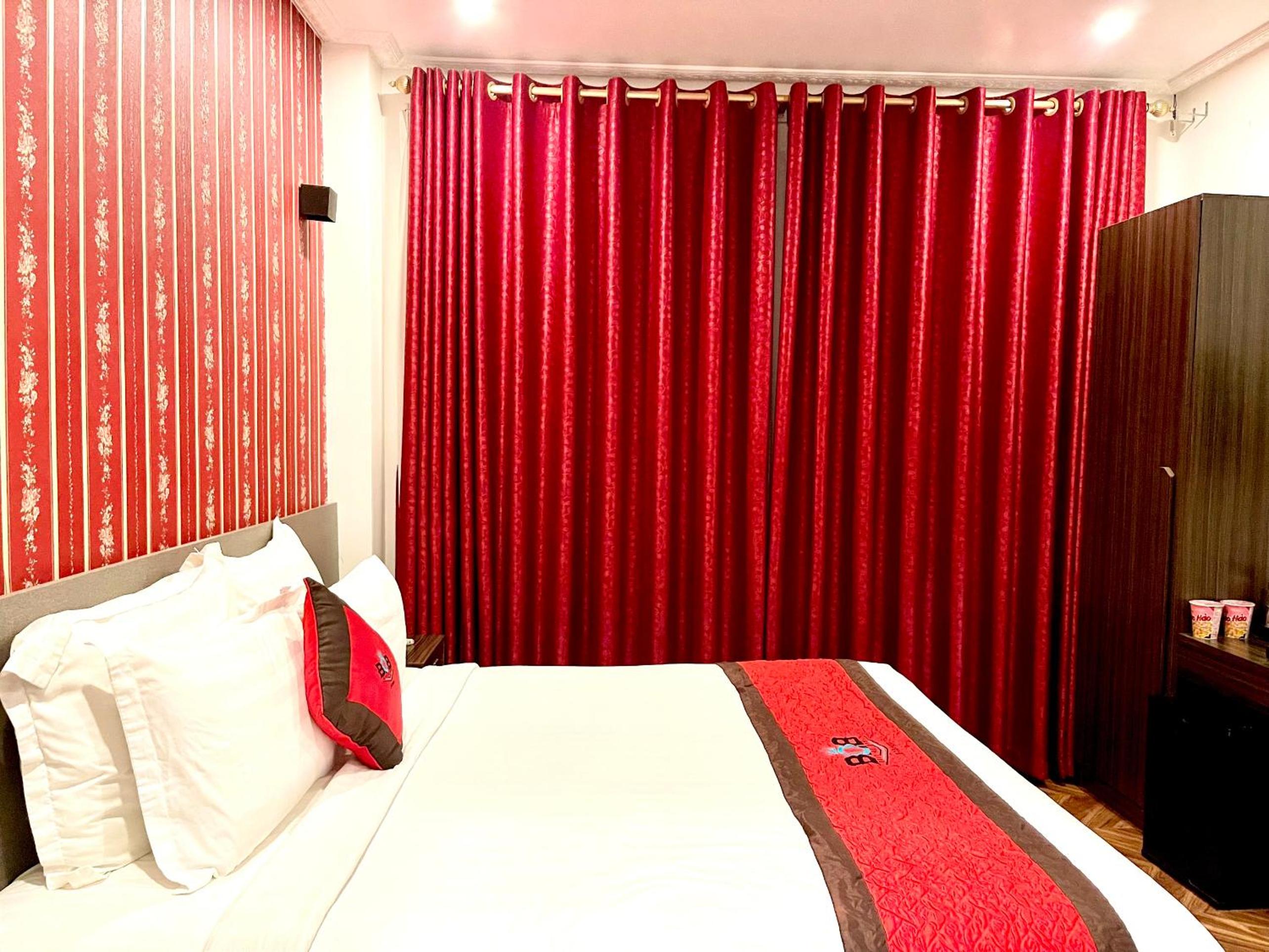 Deluxe King Room - Photo 9