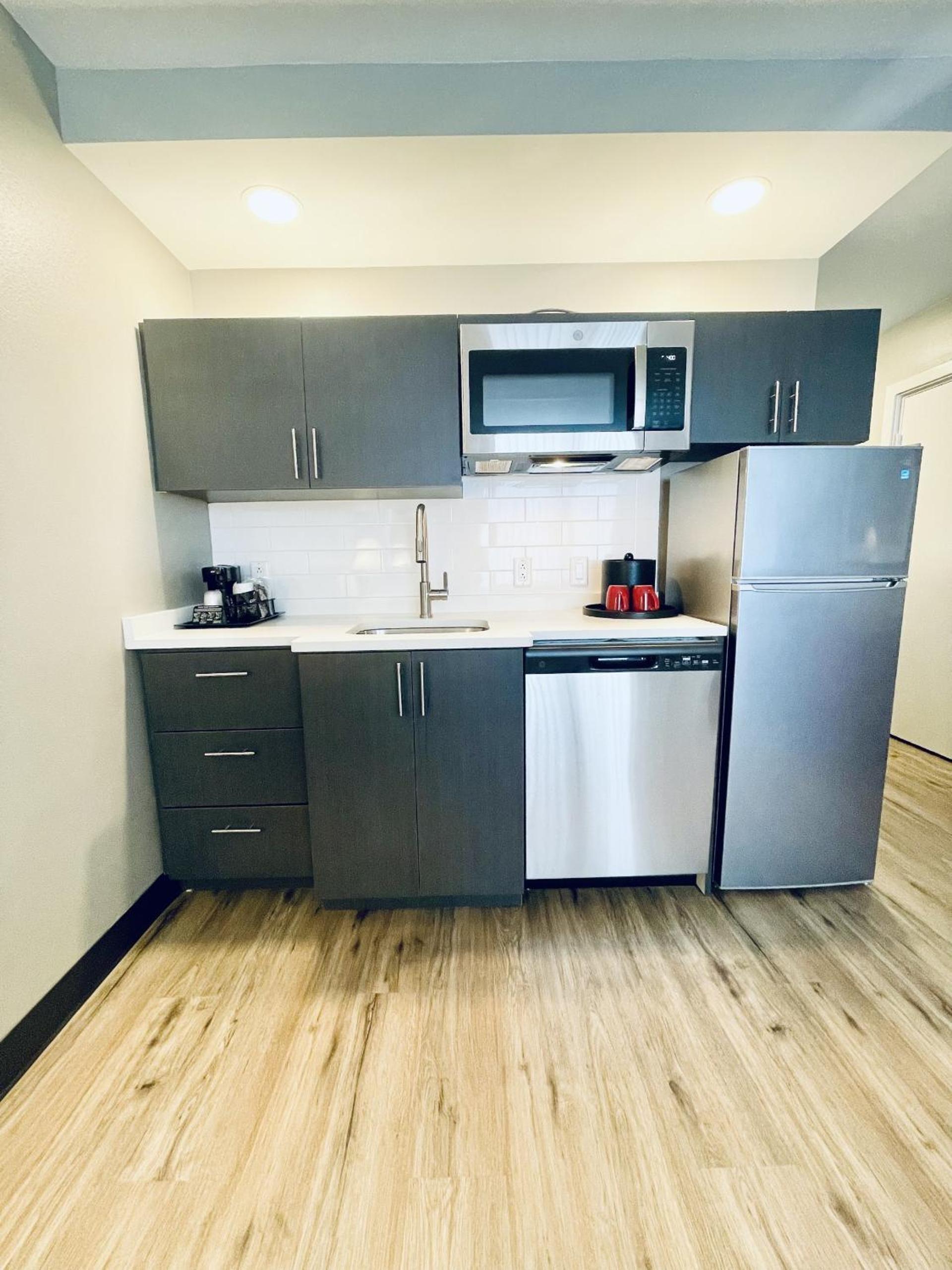 King Room with Kitchenette - Non-Smoking - Photo 4