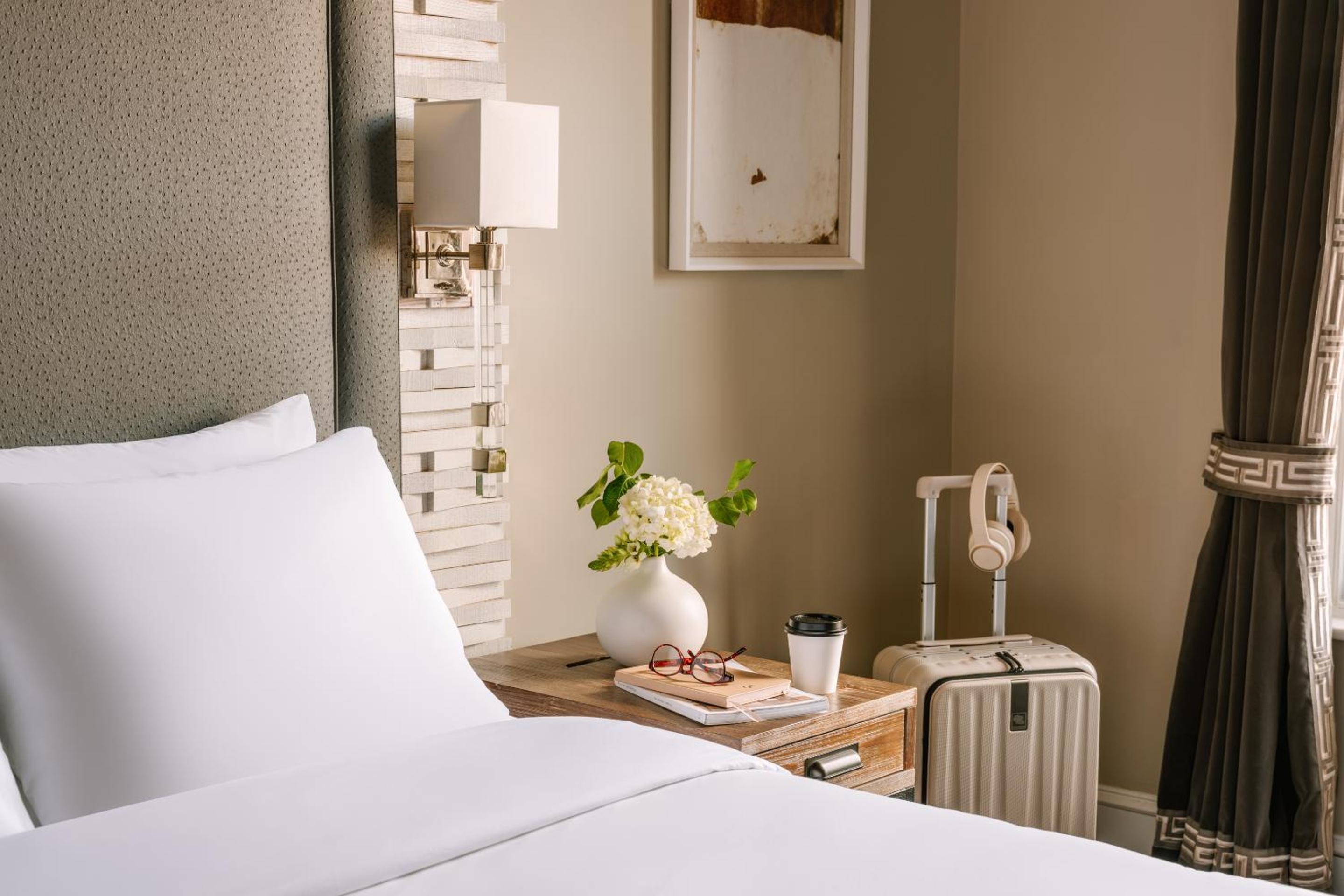 Standard Queen Room photo 2