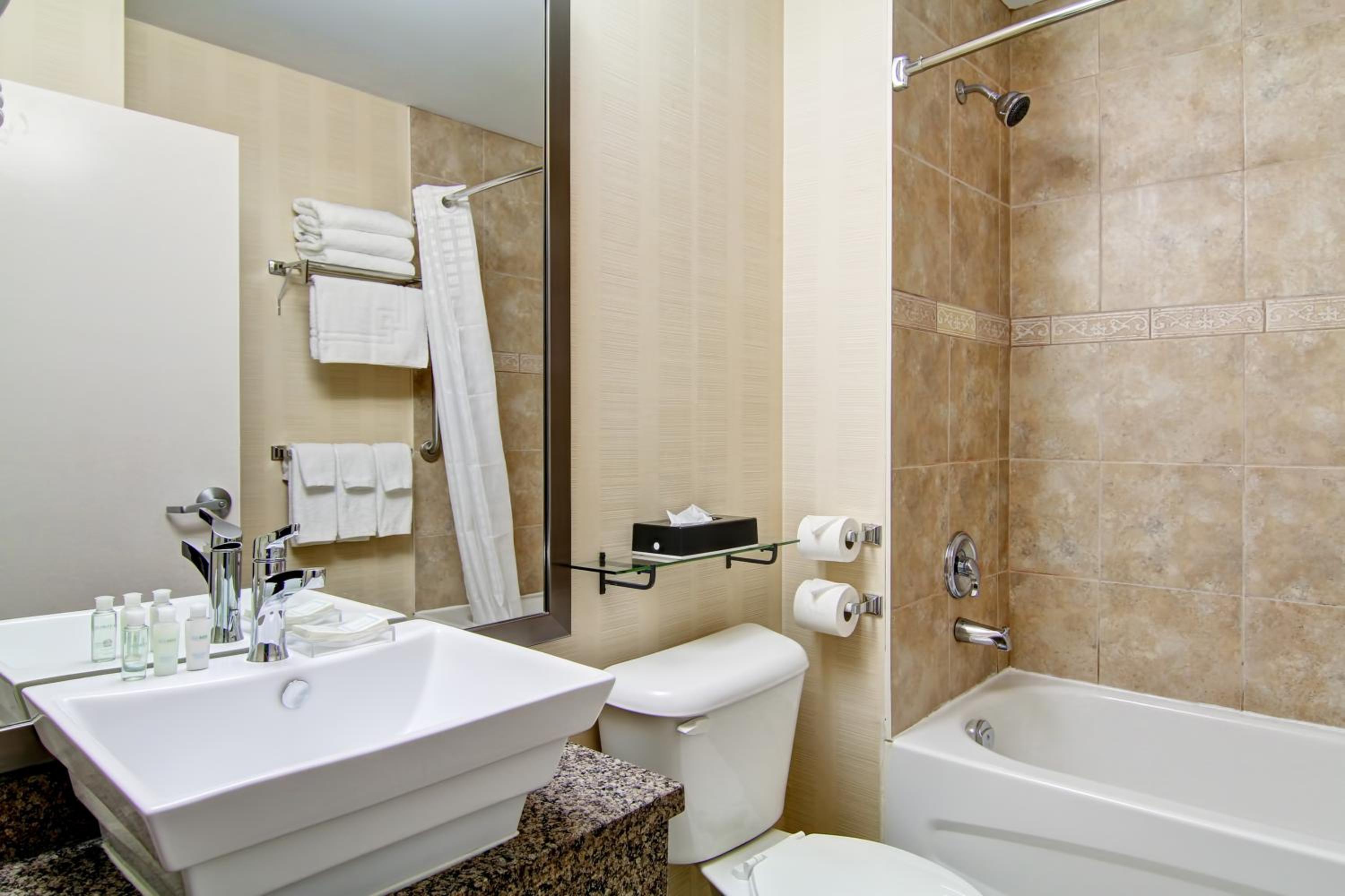 Queen Suite with Two Queen Beds - Photo 2