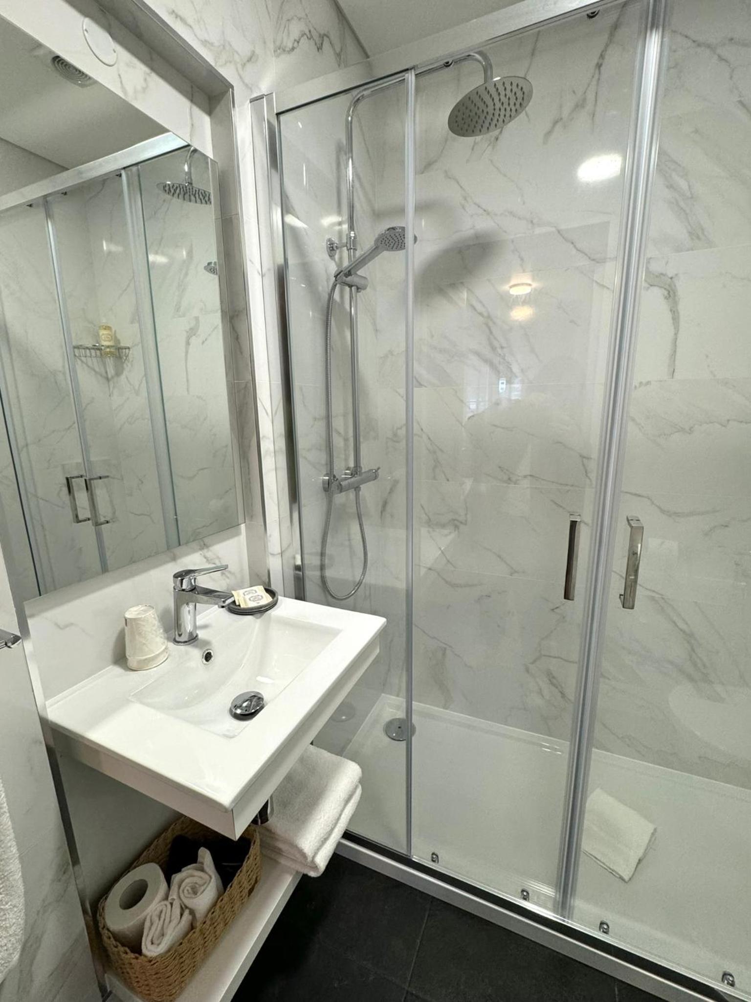 Double Room - Photo 12