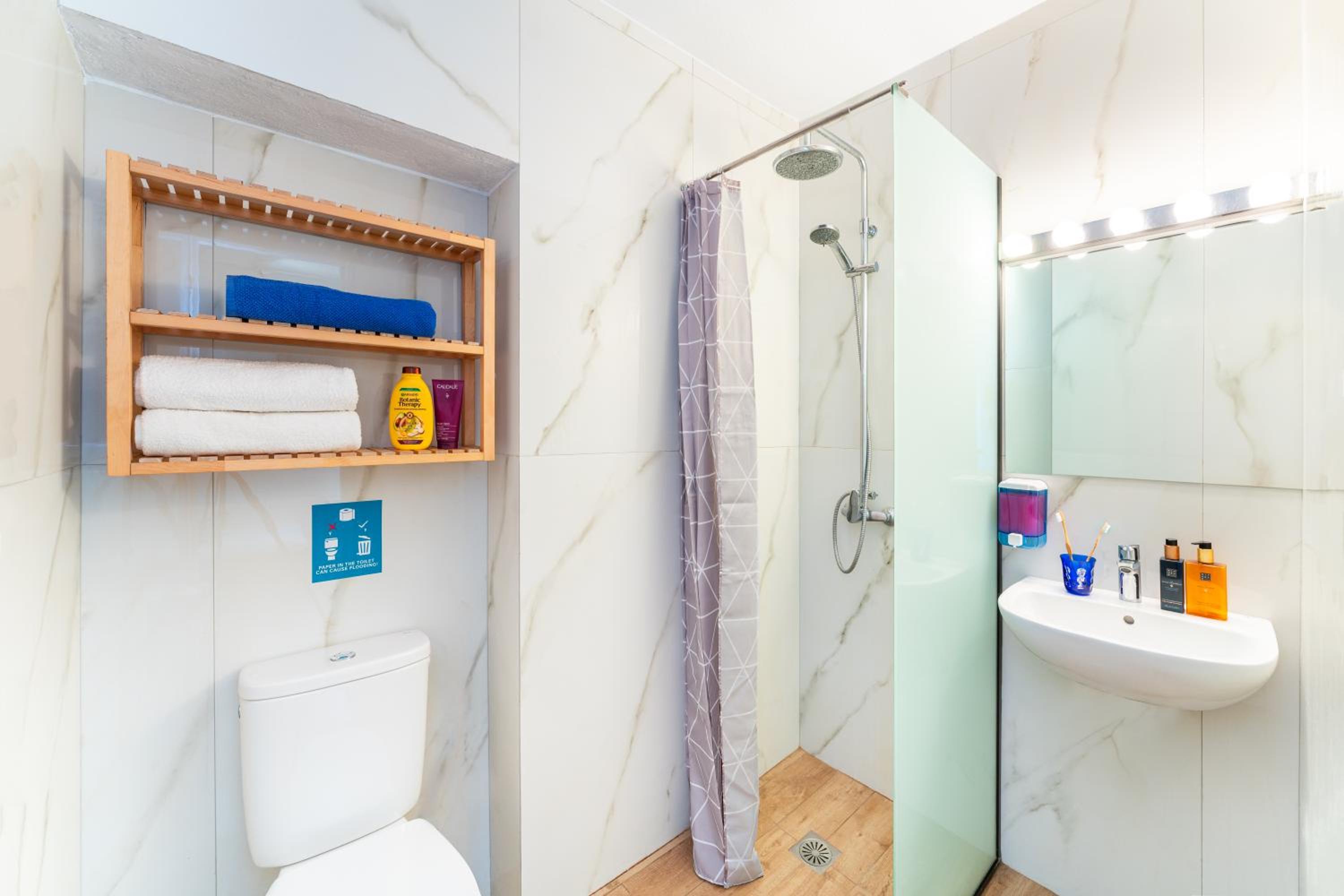 Double Room with Shared Bathroom photo 2