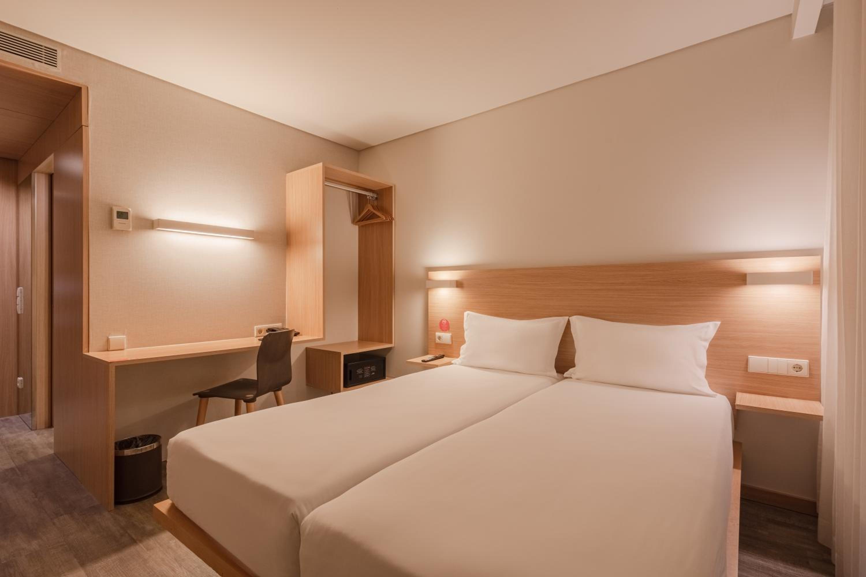 Standard Twin Room - Photo 1