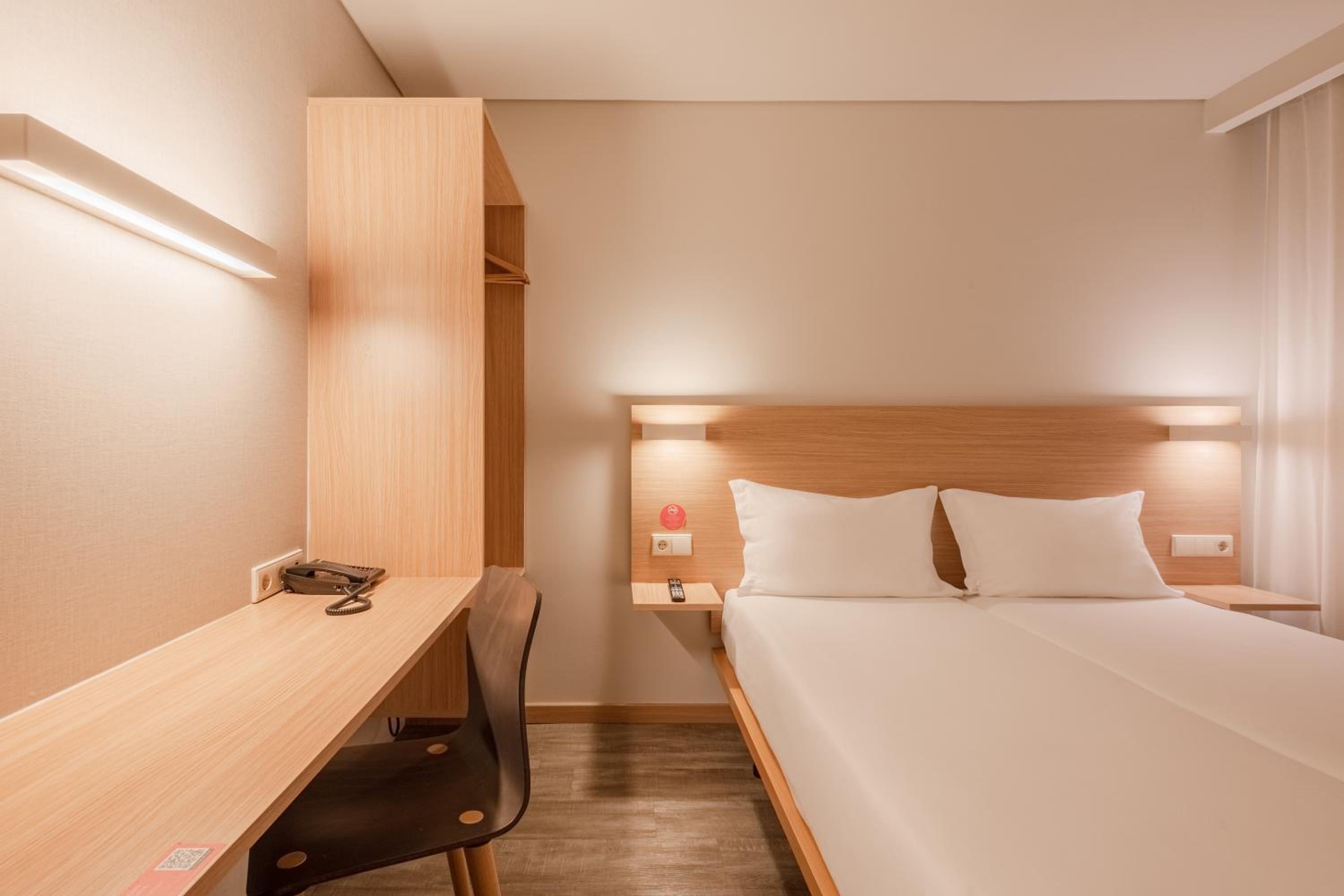 Standard Twin Room - Photo 9