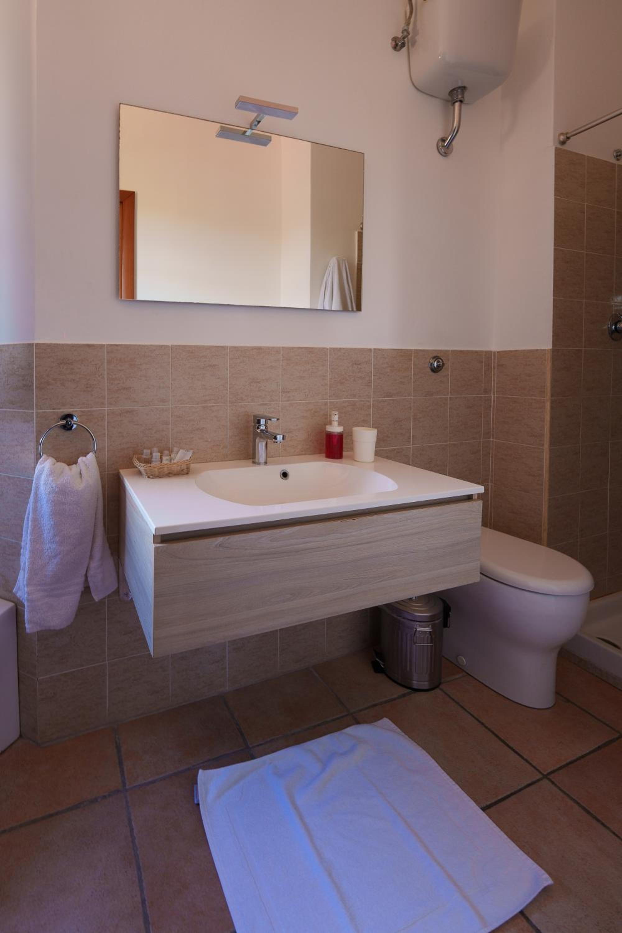 Quadruple Room with Lake View - Photo 12