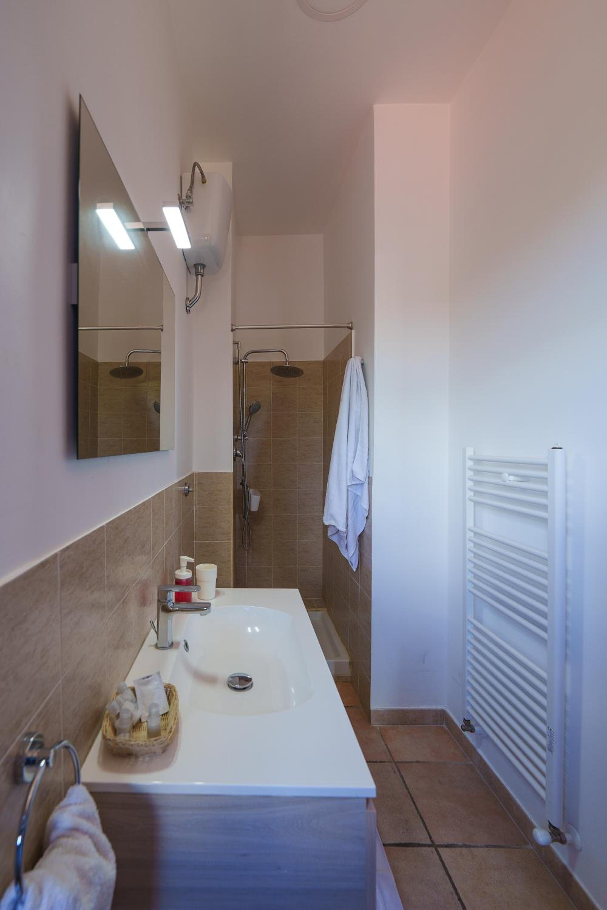 Quadruple Room with Lake View - Photo 11