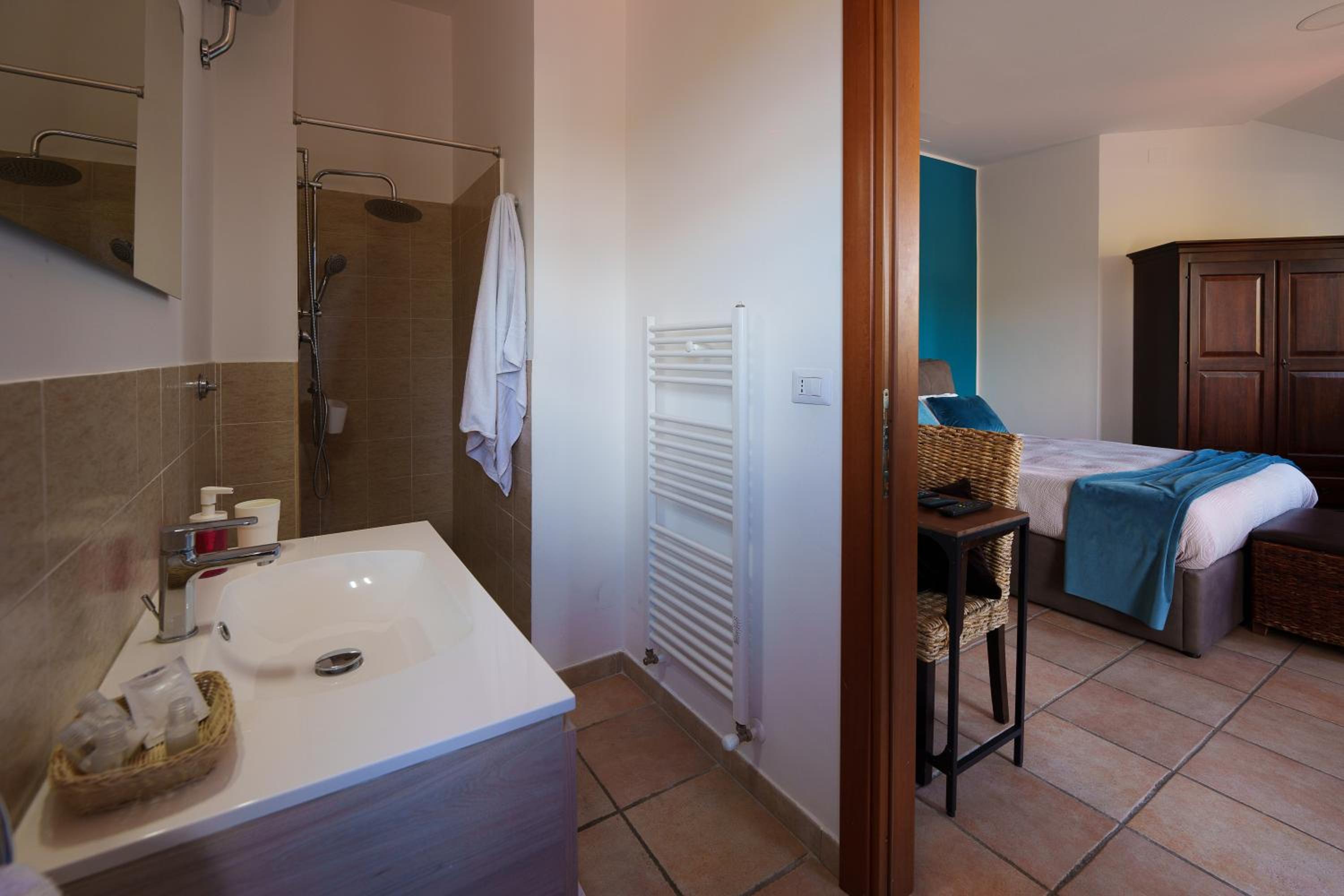 Quadruple Room with Lake View - Photo 2